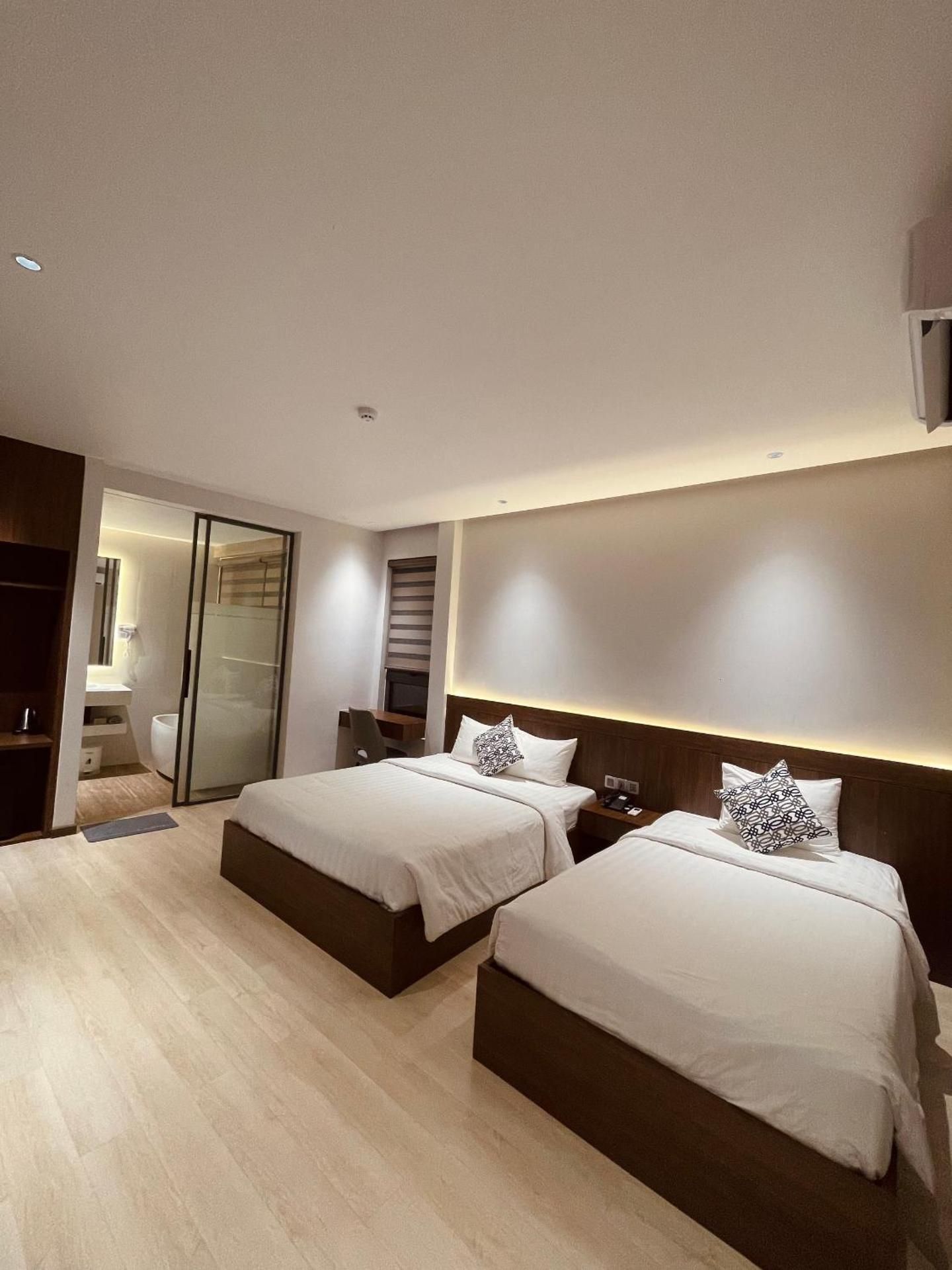 Quadruple Room with Bathtub