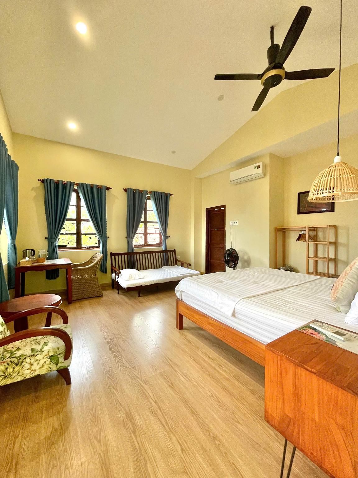 Mountain View Triple Room