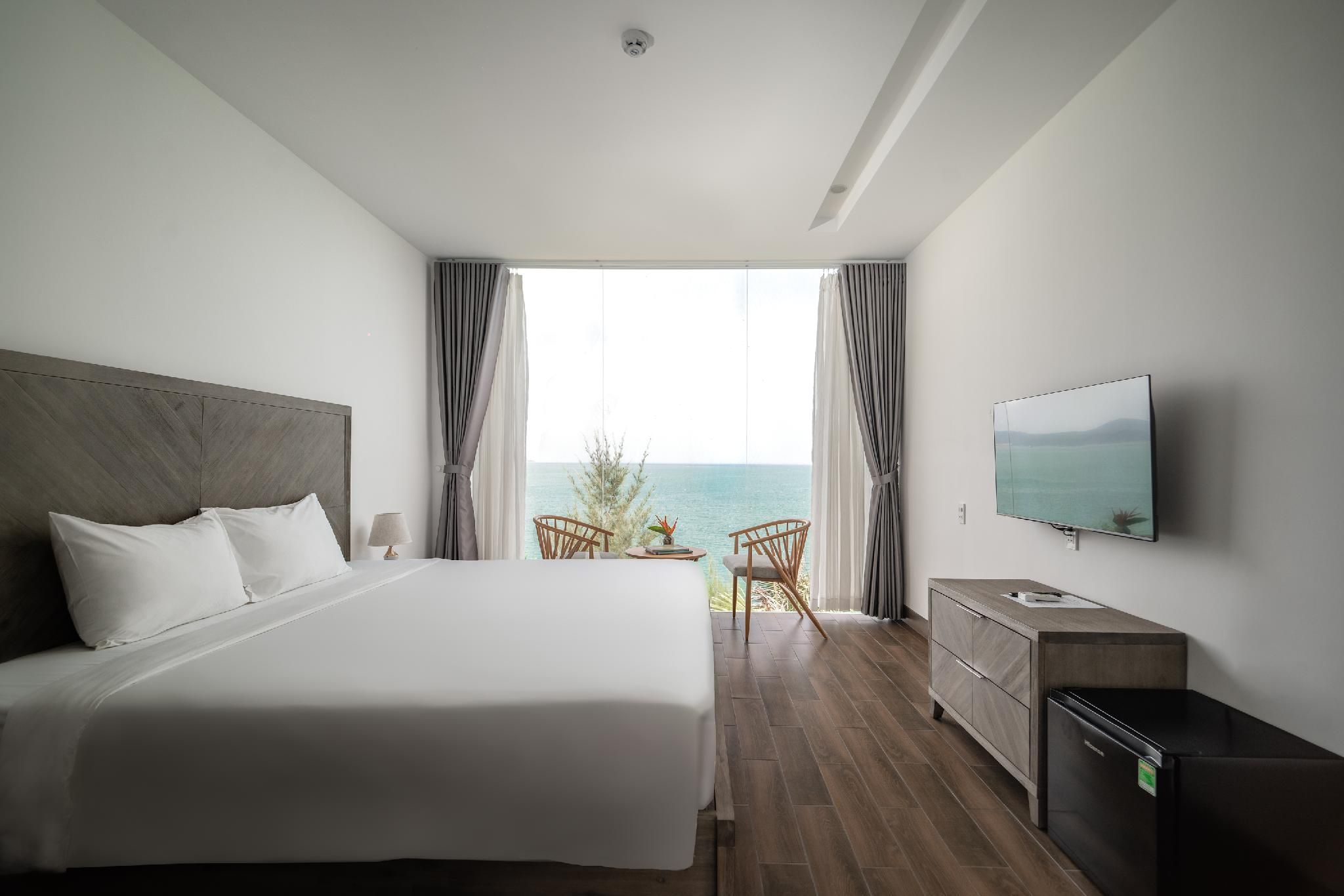 Deluxe Sea View Room with Queen Bed