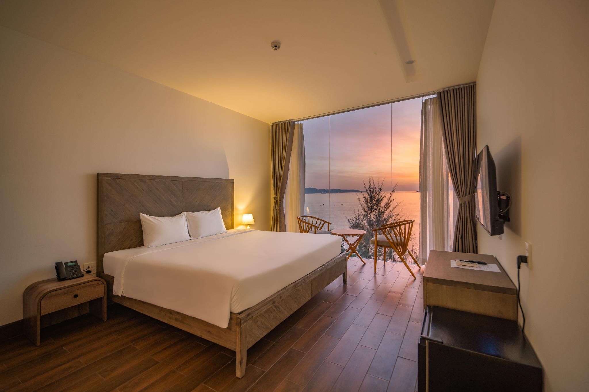Deluxe Sea View Room with Queen Bed