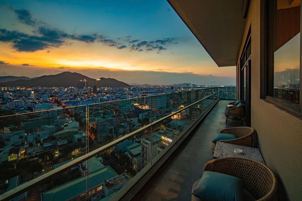 Deluxe Double with Balcony Partial Sea View
