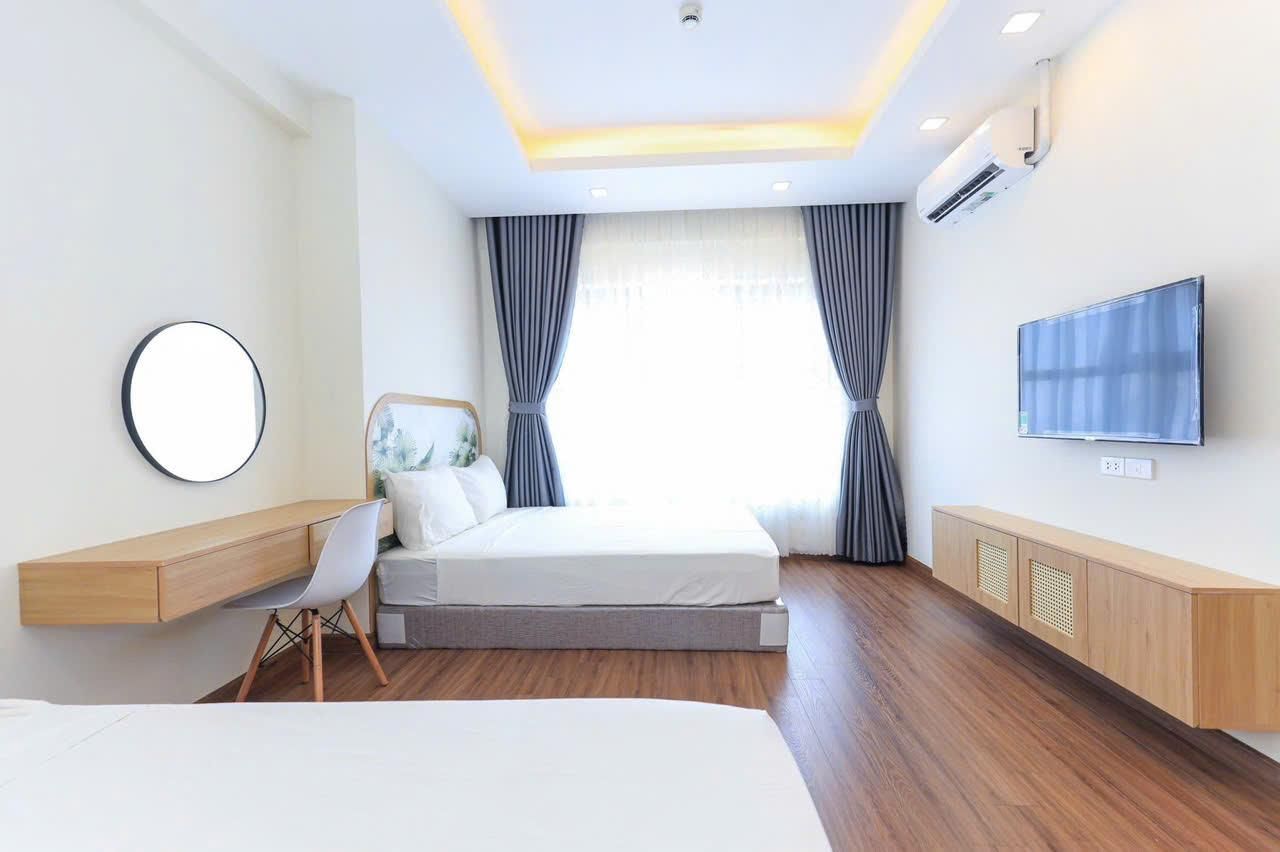3-Bedroom Apartment with Balcony