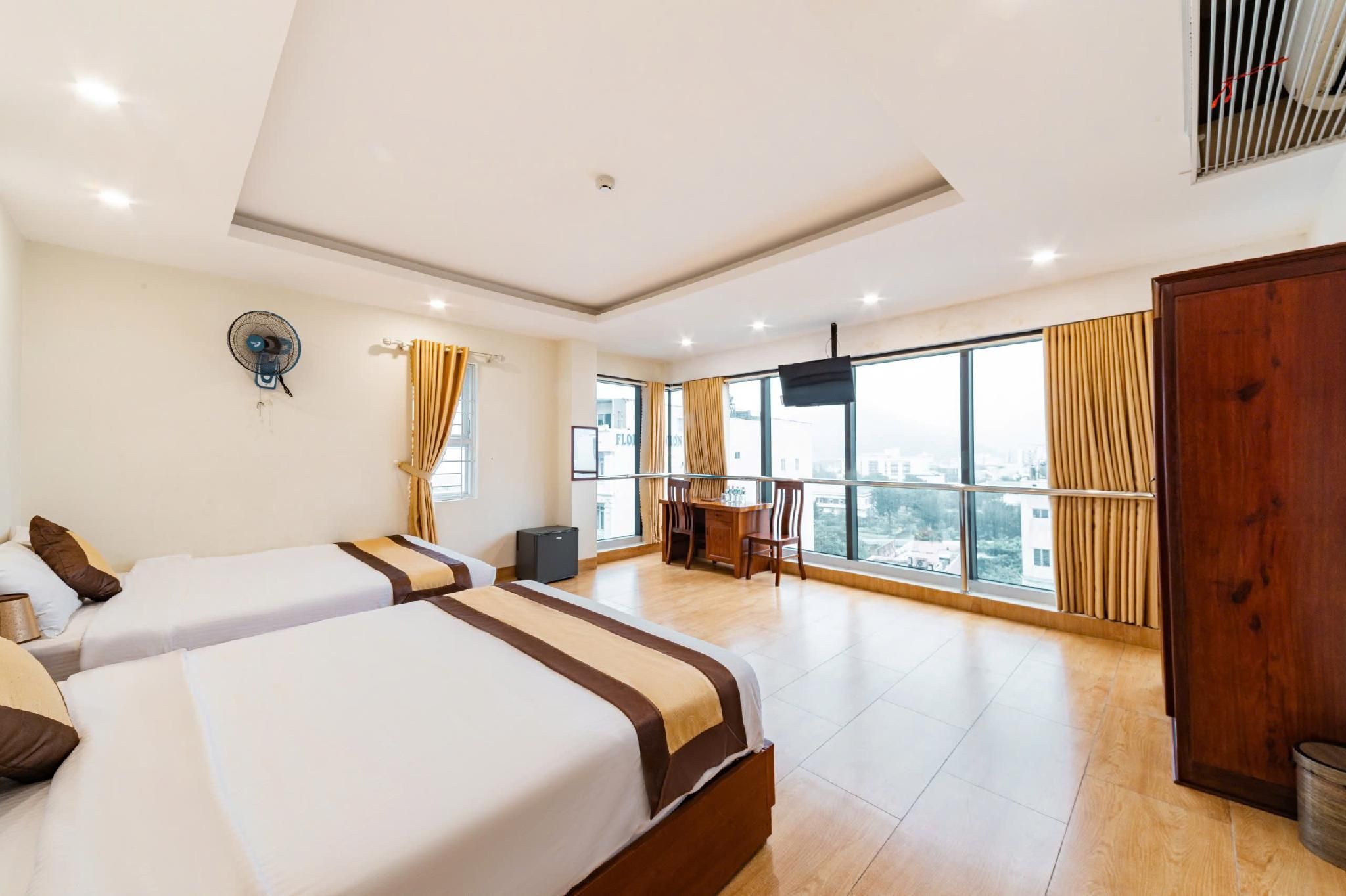 Family City View Twin Bed Room