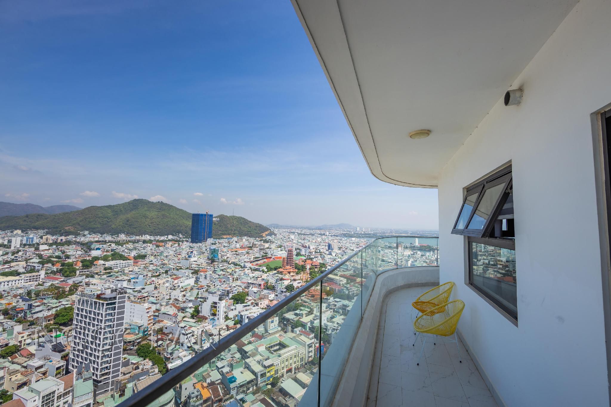 2-Bedroom Sea View Apartment with Balcony