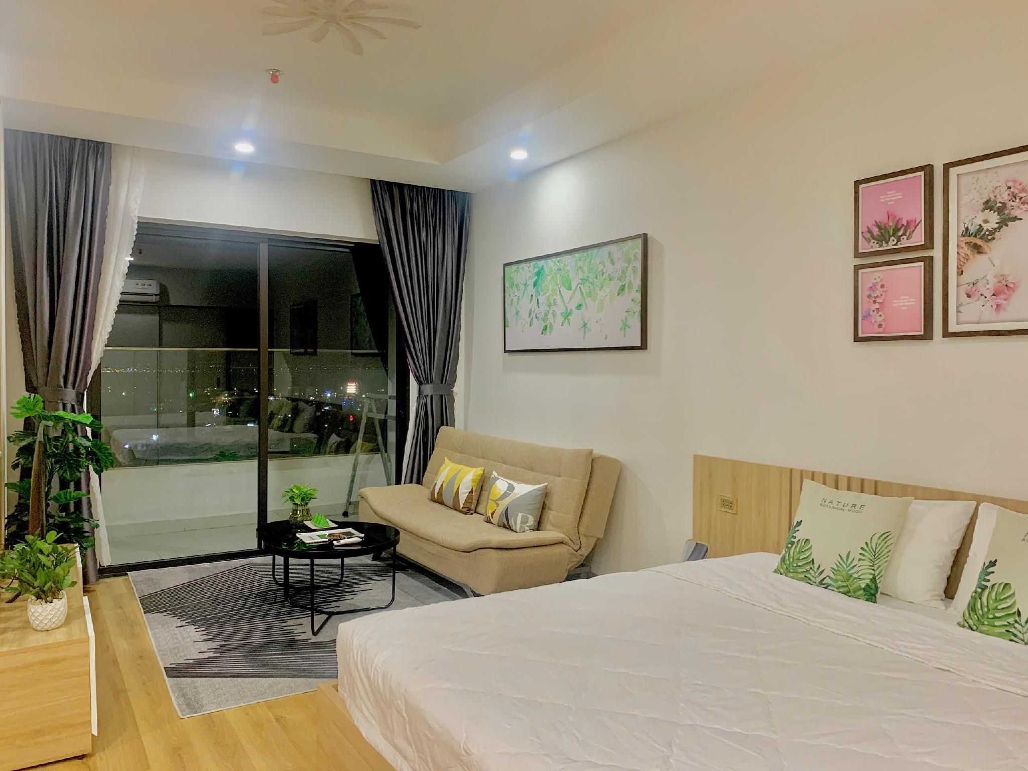 One Bedroom Apartment - Balcony and Water View