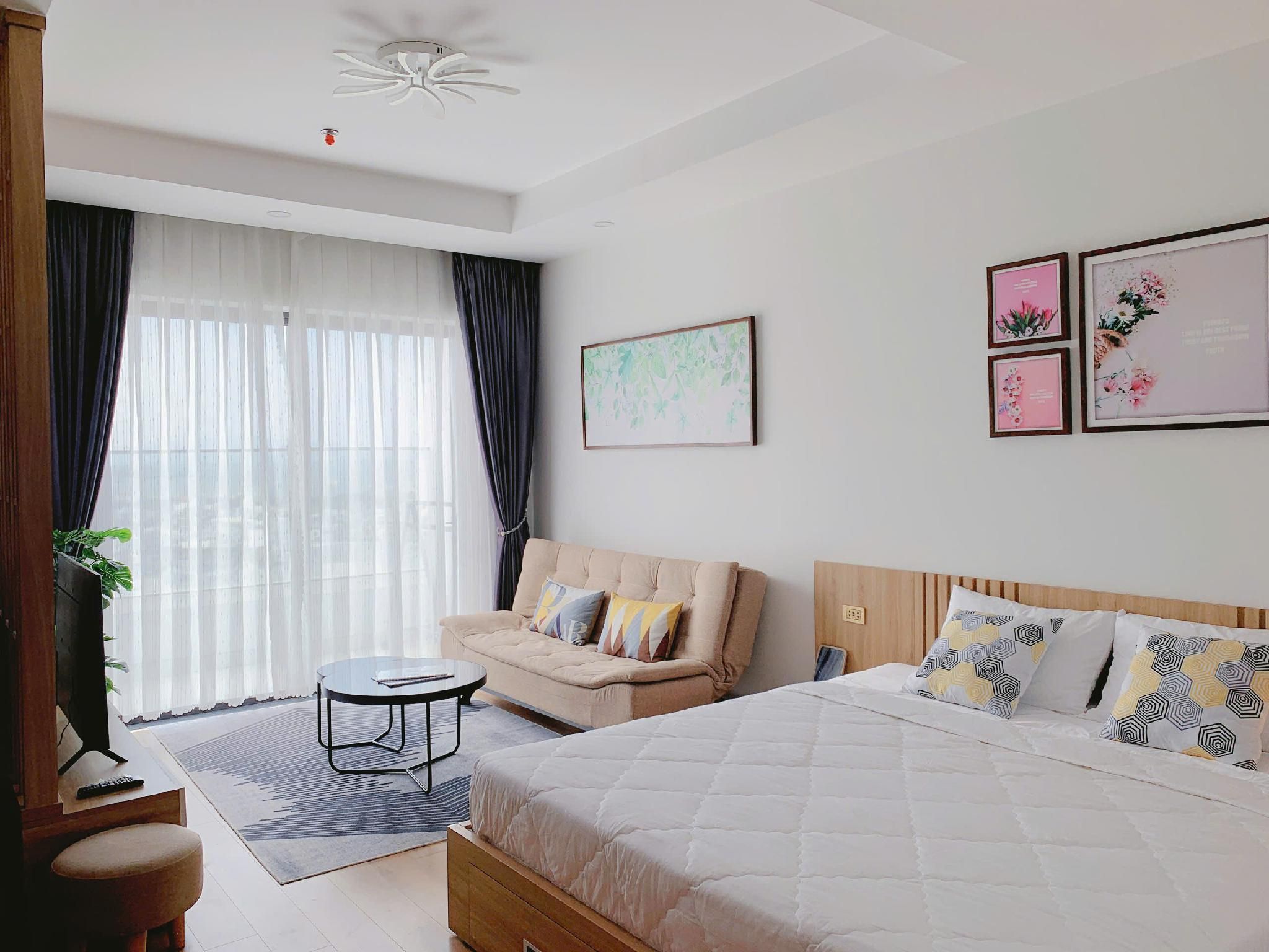 One Bedroom Apartment - Balcony and Water View
