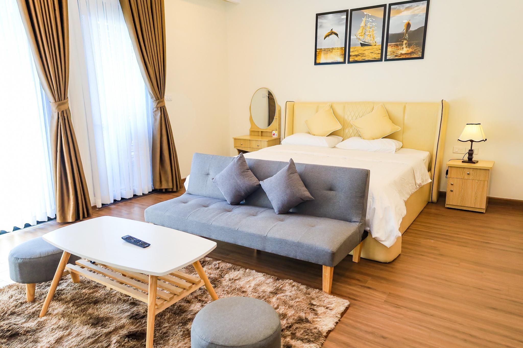 1 King Studio Sofa Bed Non-Smoking