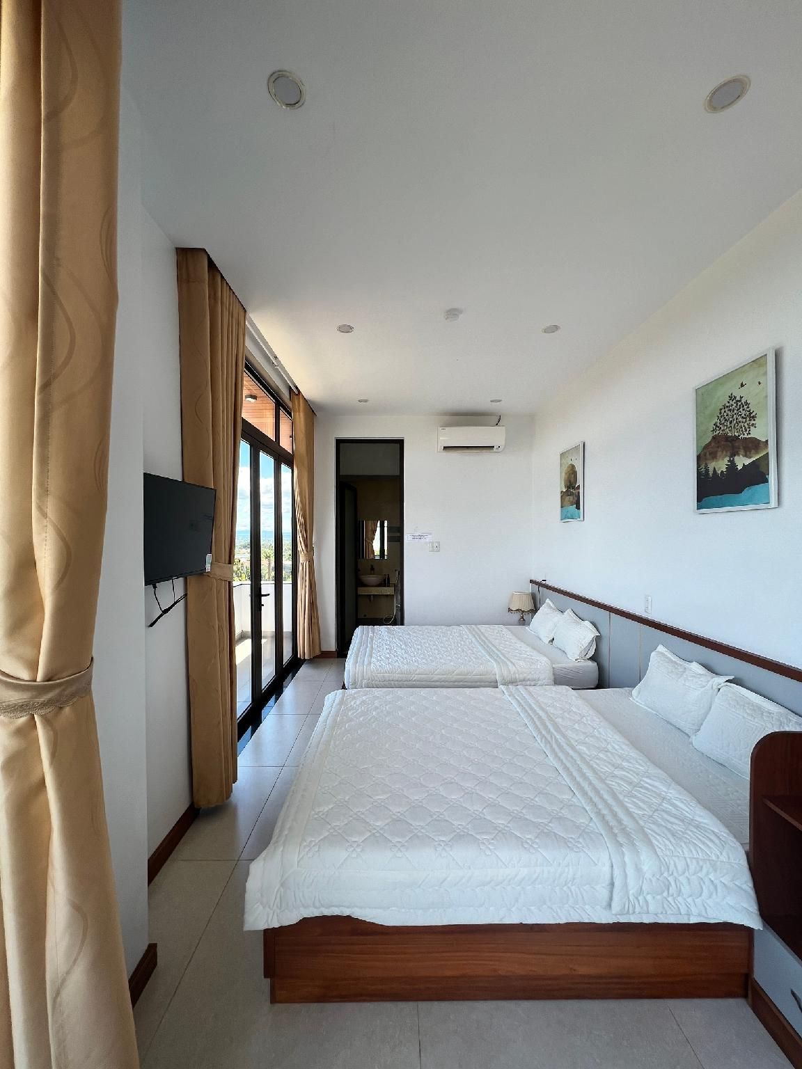 Phương Trinh Hotel & Coffee Quadruple Room with Balcony 3