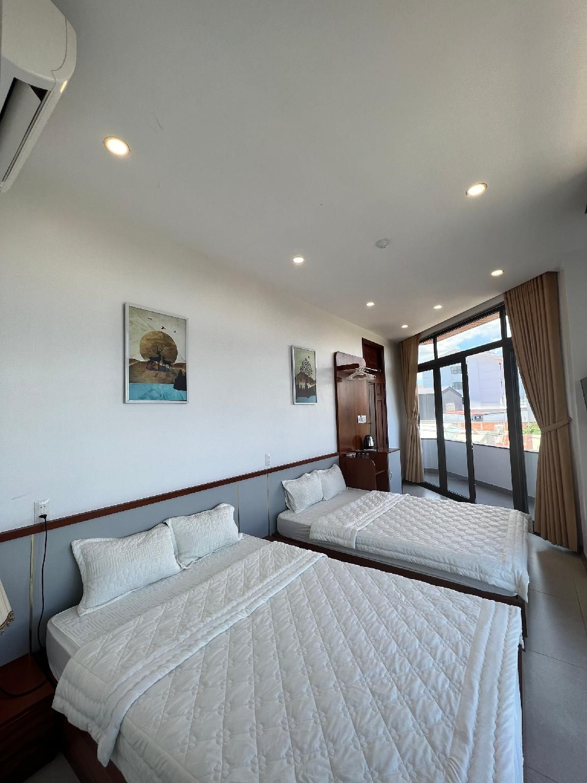 Phương Trinh Hotel & Coffee Quadruple Room with Balcony 2