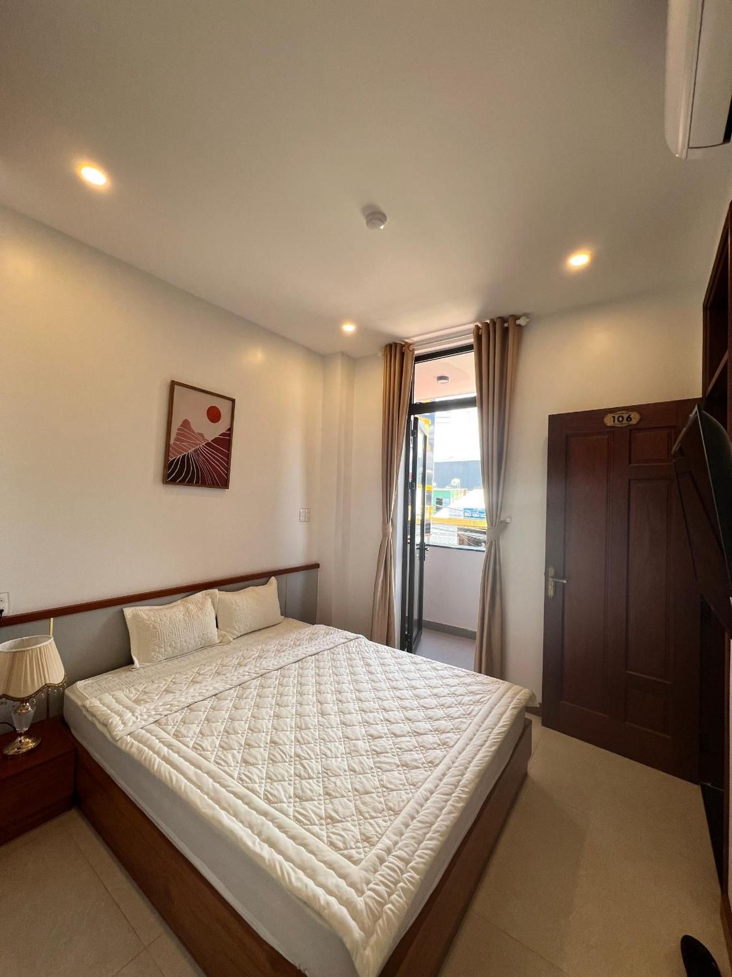 Phương Trinh Hotel & Coffee Double Room with Balcony 2