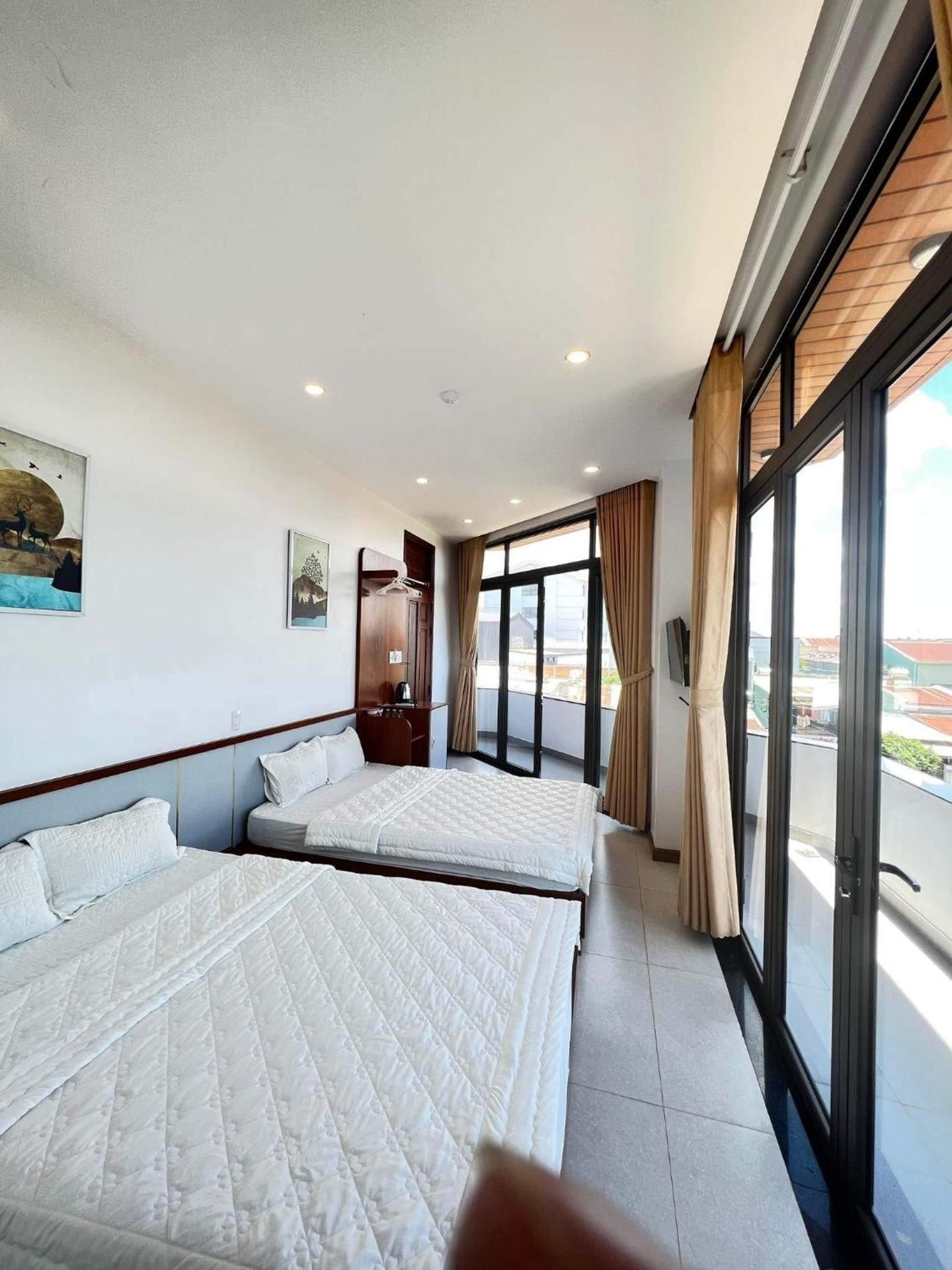 Phương Trinh Hotel & Coffee Quadruple Room with Balcony