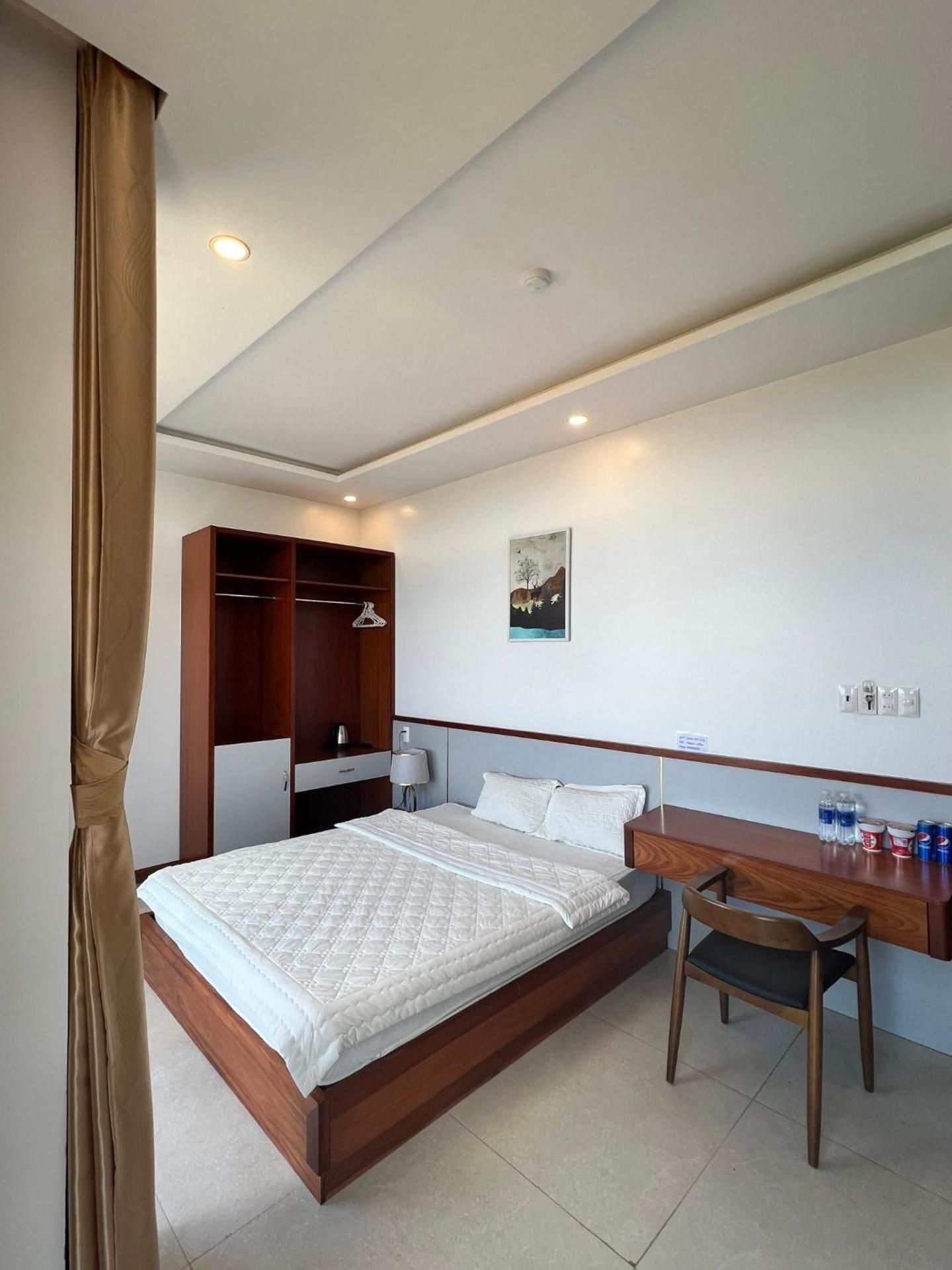 Phương Trinh Hotel & Coffee Double Room with Balcony 3
