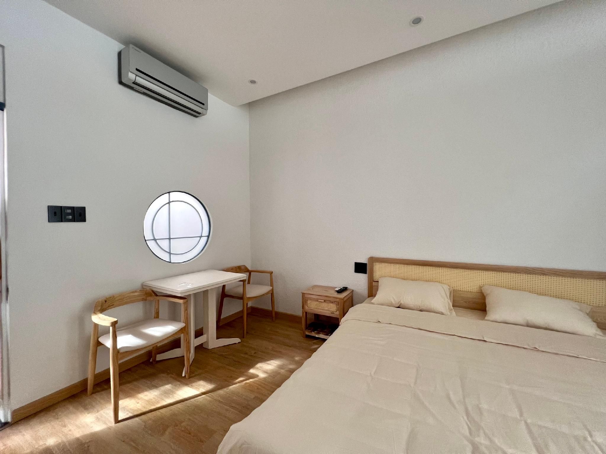Deluxe - 1 King Bed Corner Room with Bath View