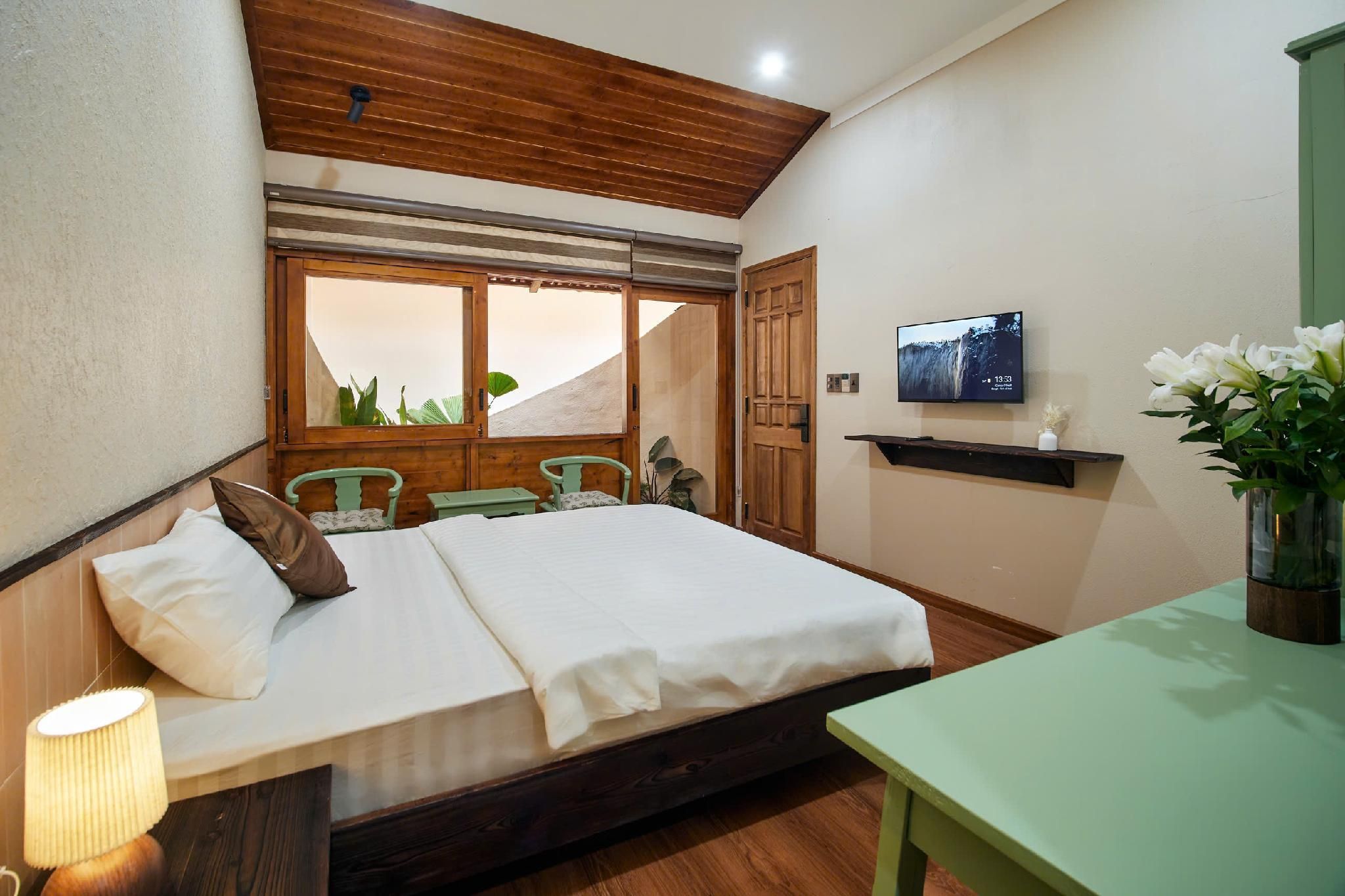 Deluxe King Bed Front View