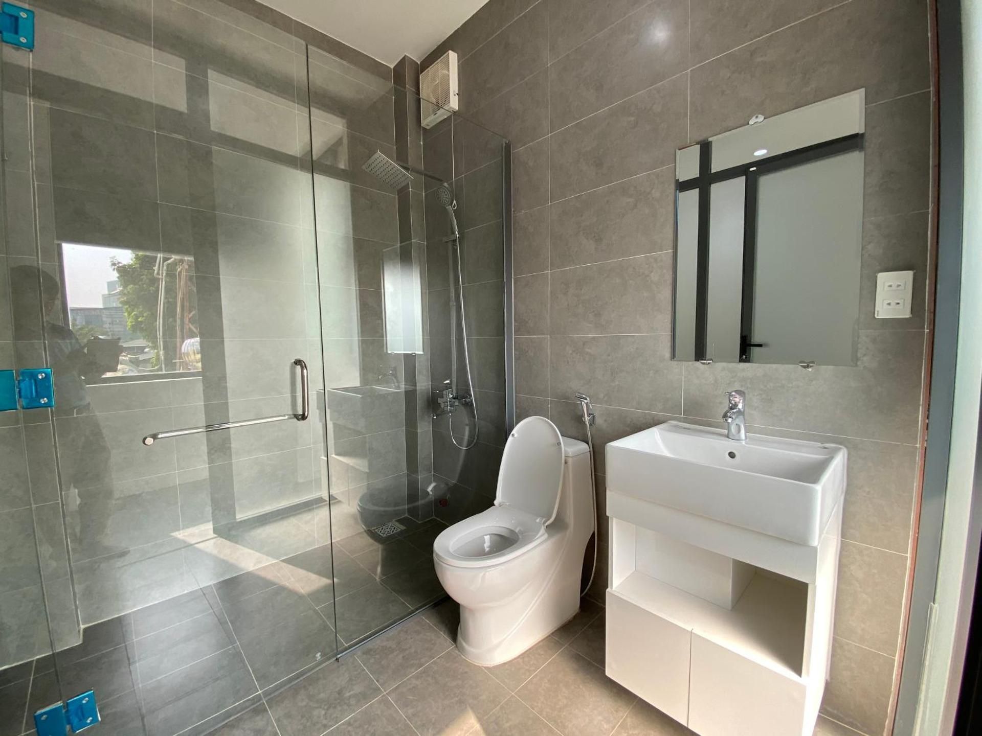 CENTRAL HOME Family Room With Shower 2