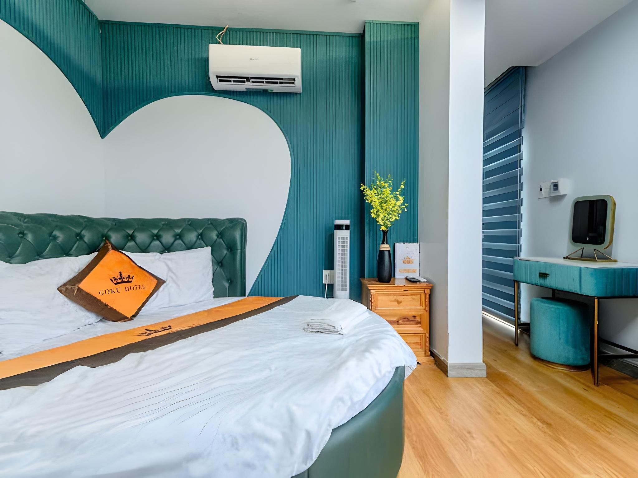 Round Bed Room