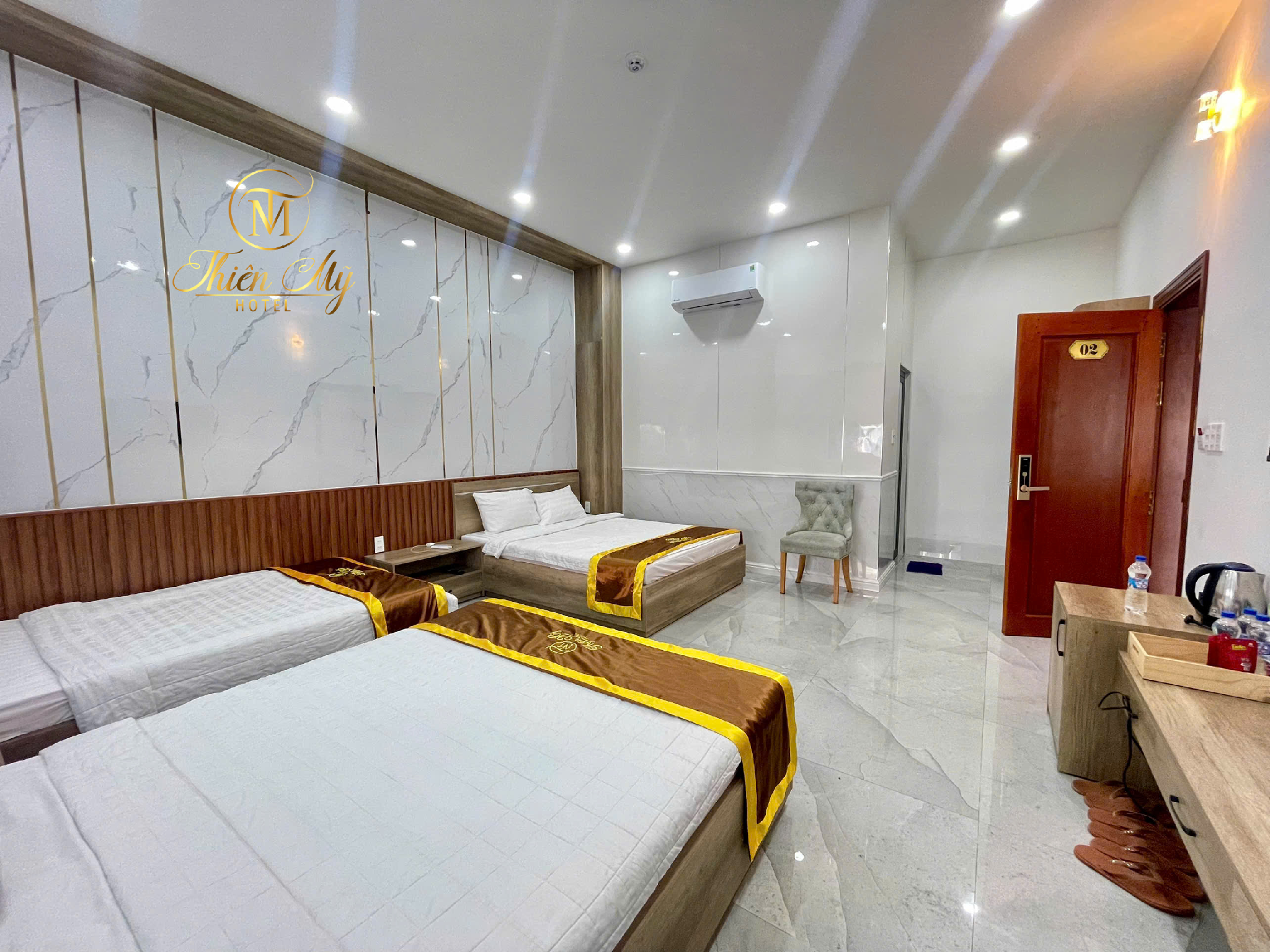 Quintuple Room