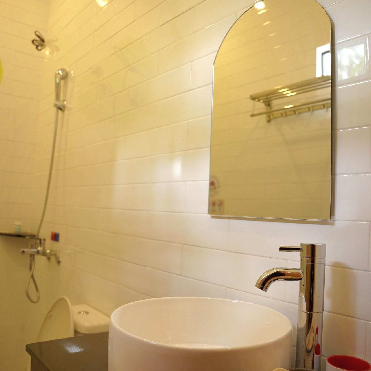 Hoang Tay Hotel - Dong Thap Room with Queen Bed 3