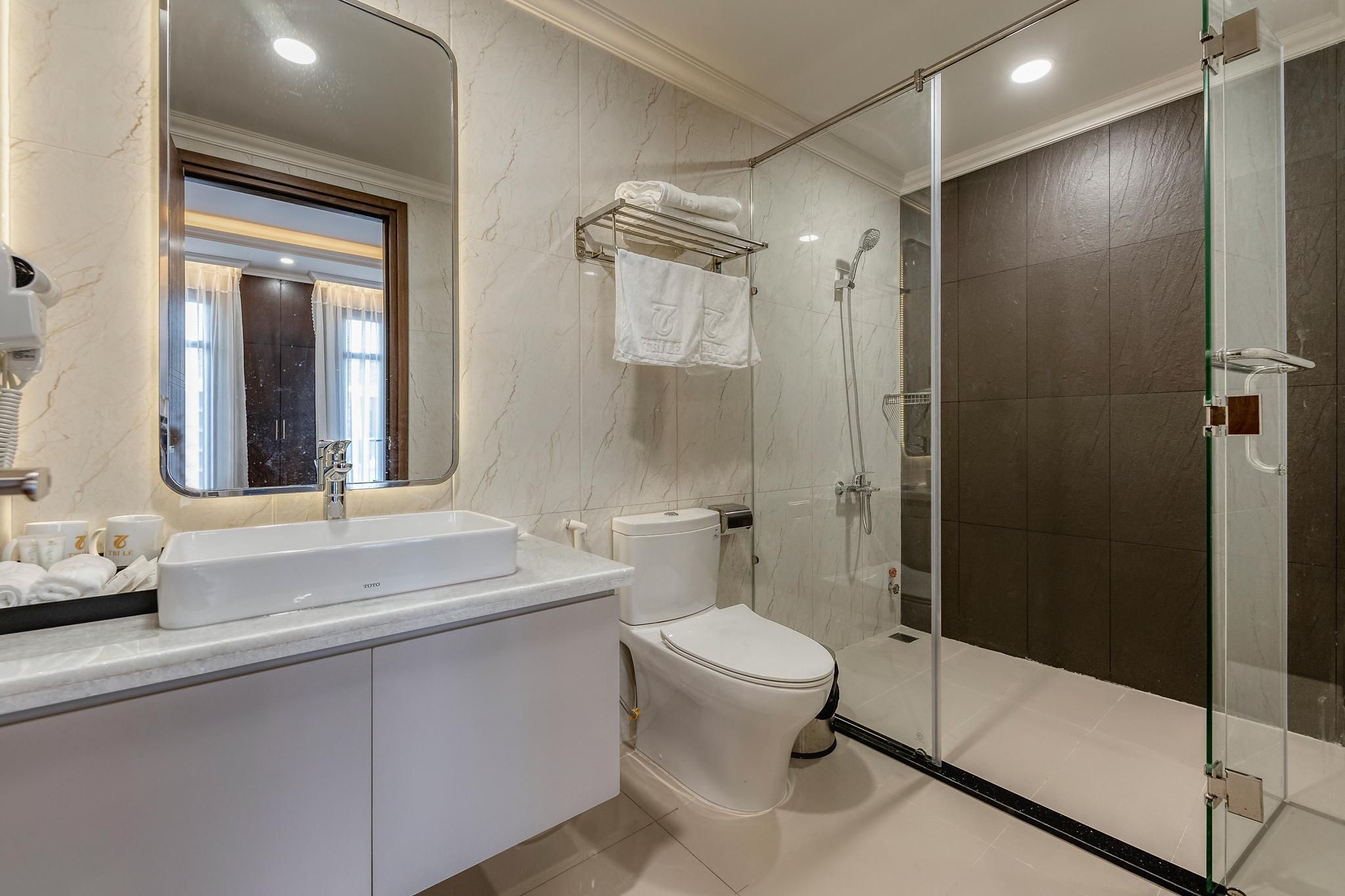 Tri Le Hotel Deluxe Balcony City View 3