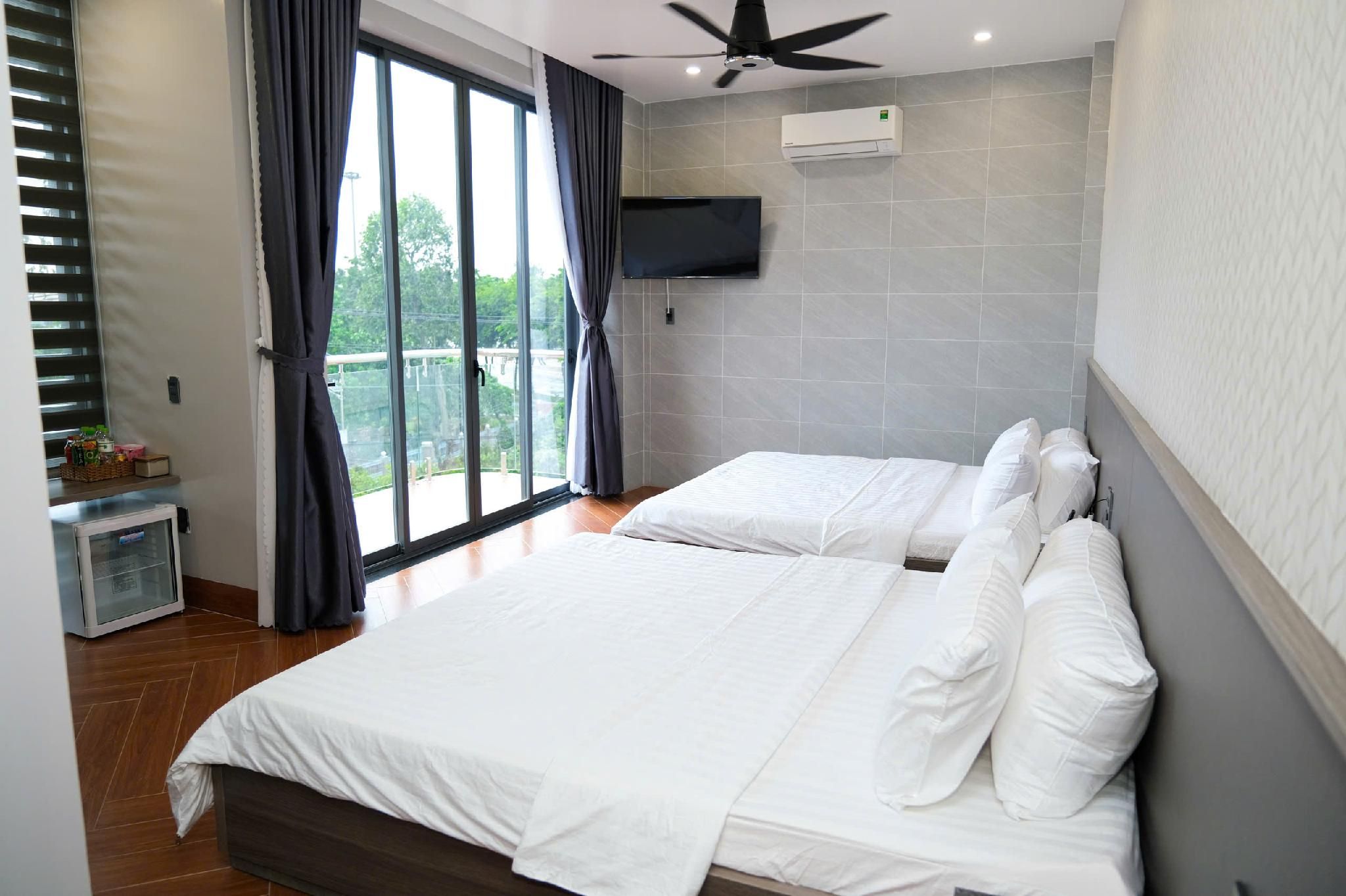 Twin Bedroom with Window