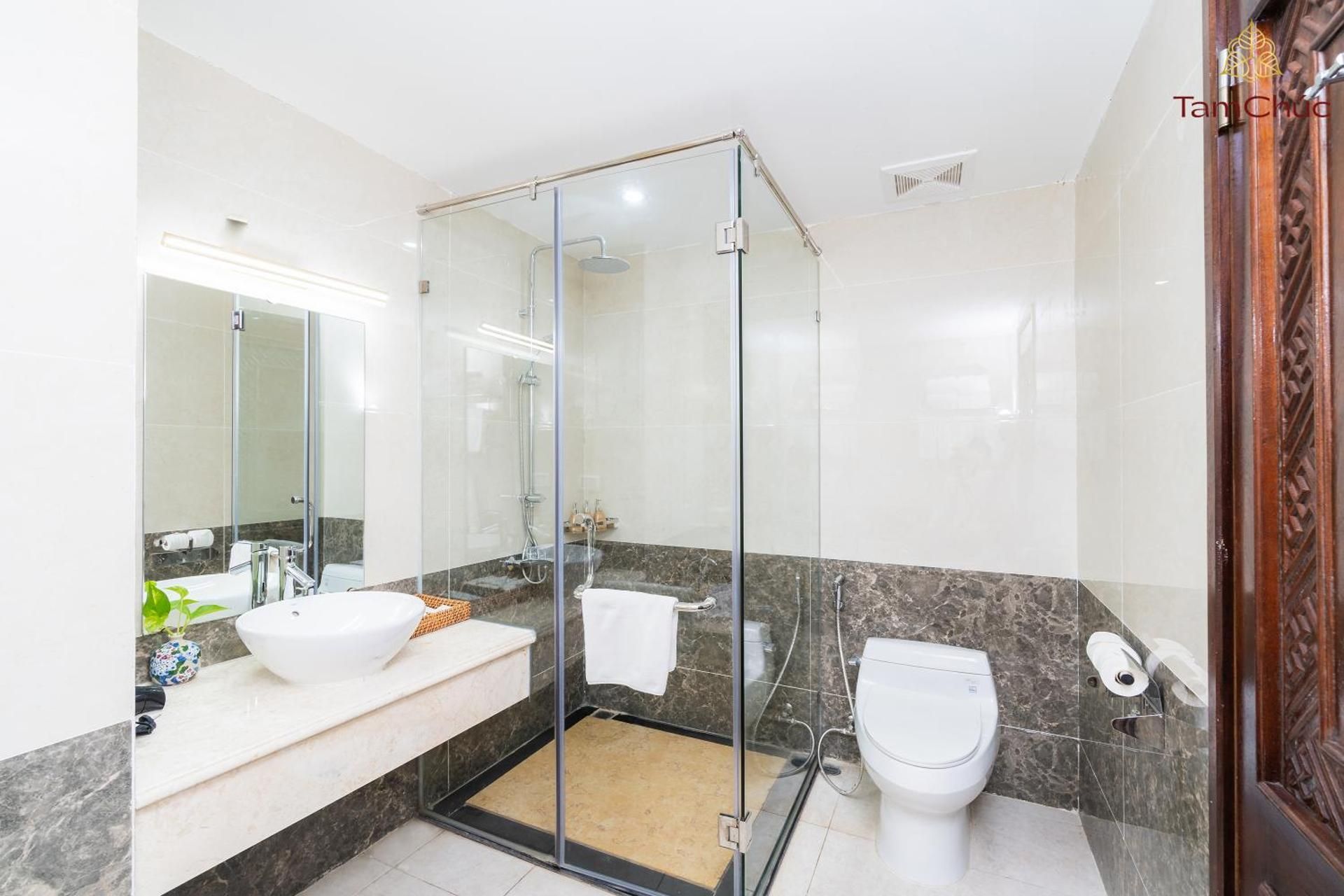 Tam Chuc Complex Deluxe Triple Room 2