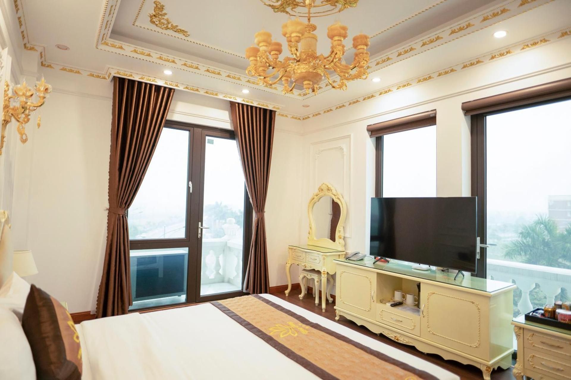 shared lounge/tv area