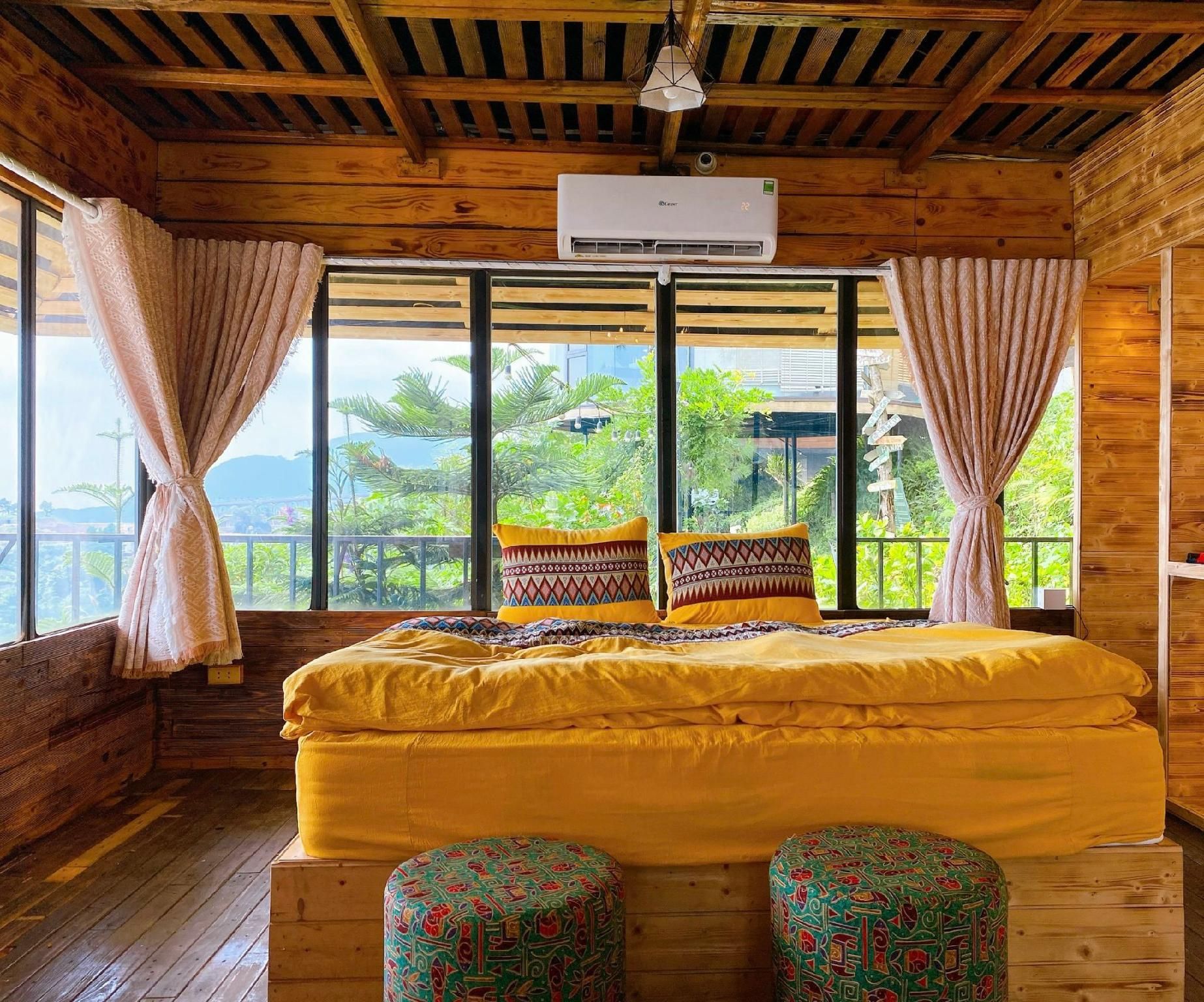 90s Homestay Chalet with Balcony