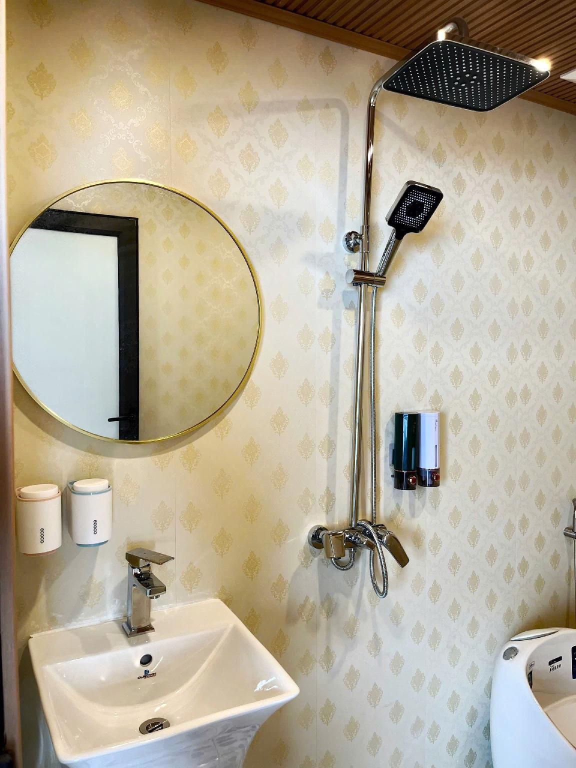 Deluxe - 1 King Bed Corner Room with Bath View