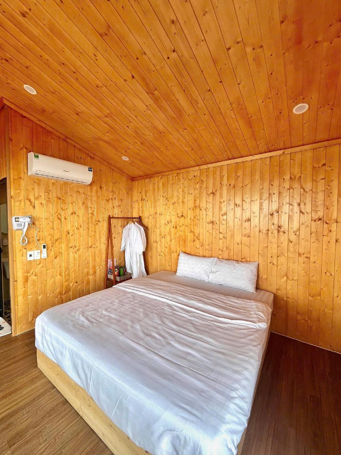 Deluxe - 1 King Bed Corner Room with Bath View