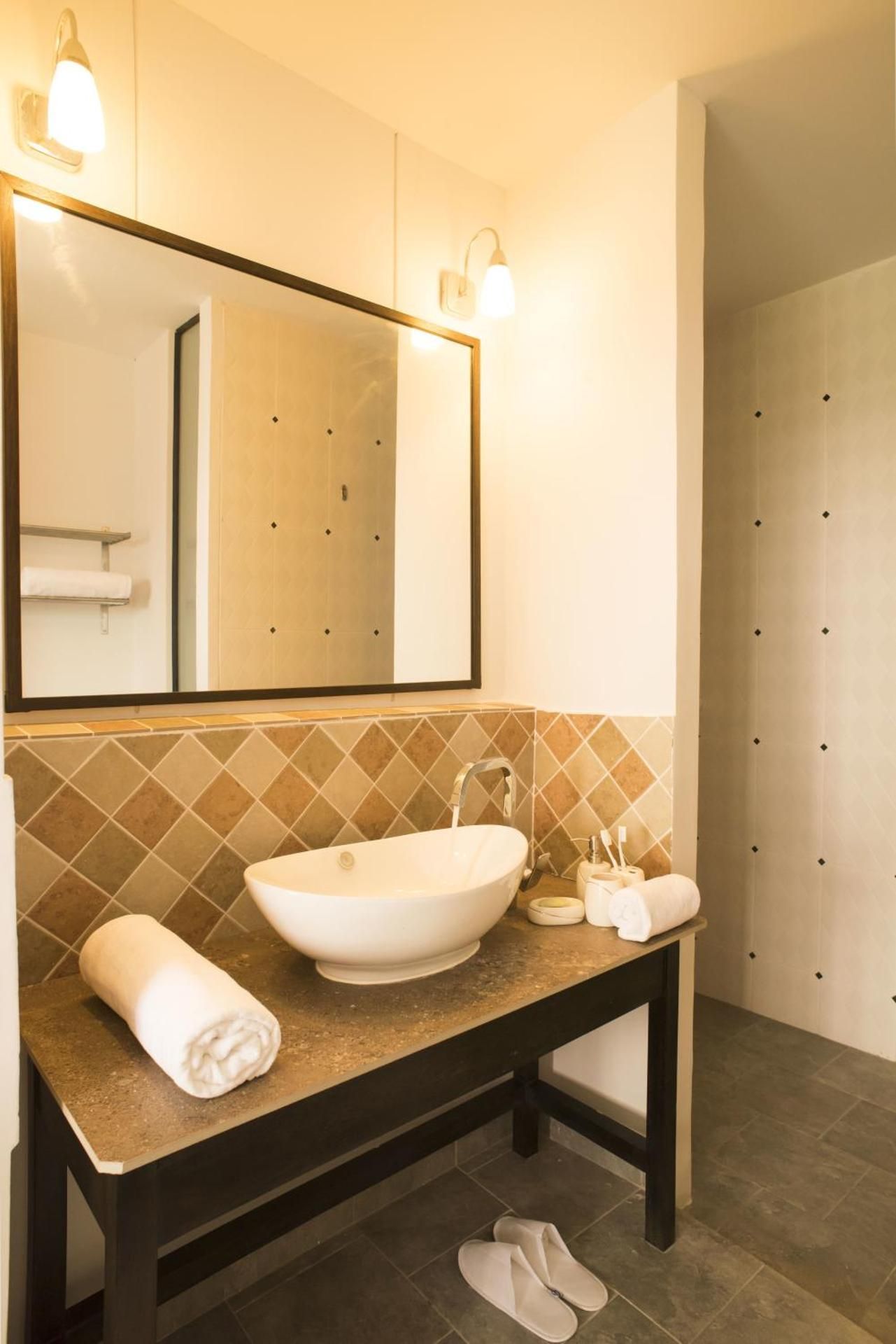 Coco View Hotel 2 Bed City View Non-Smoking 3