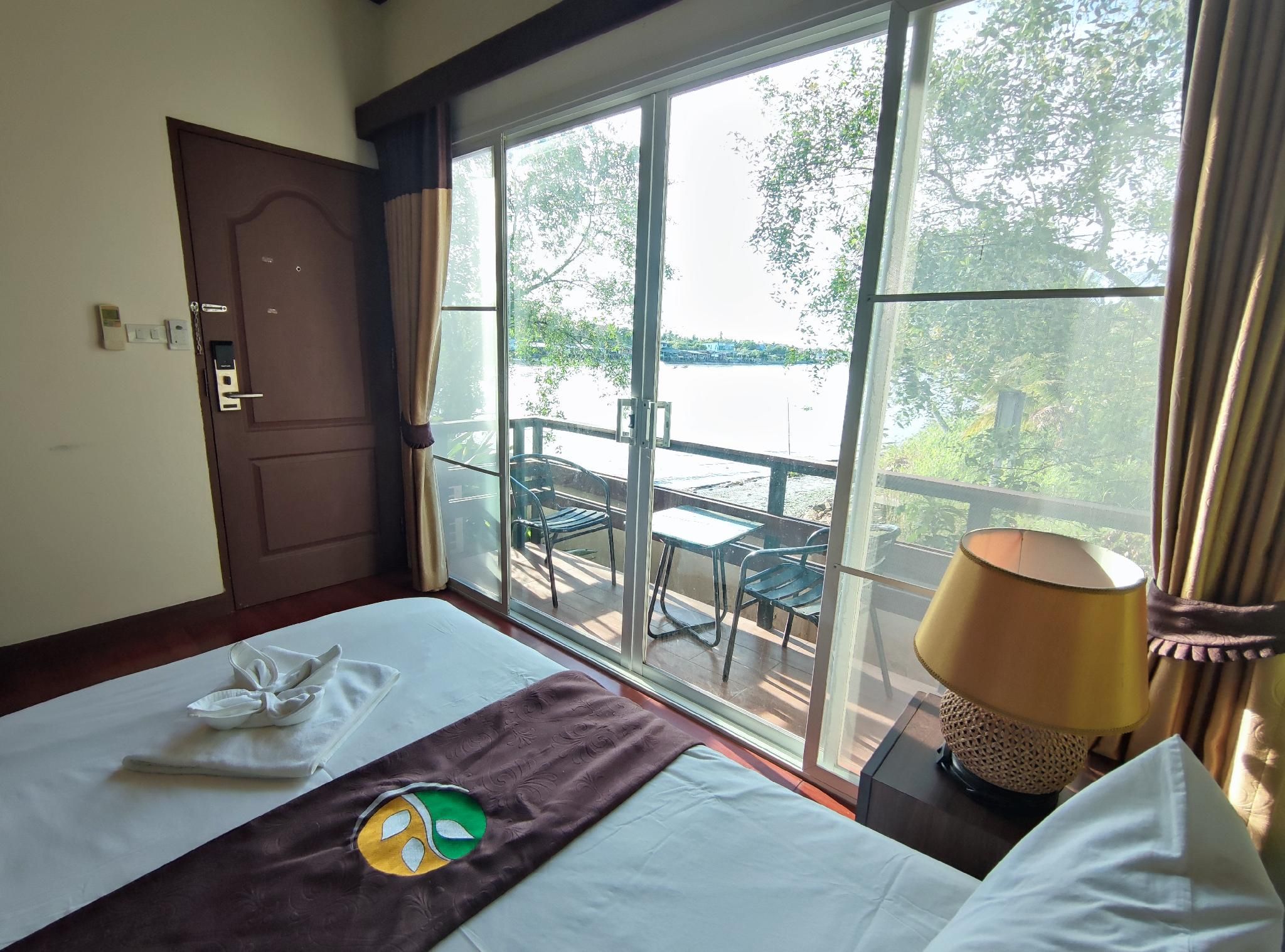 Corner Twin Room - Non-Smoking