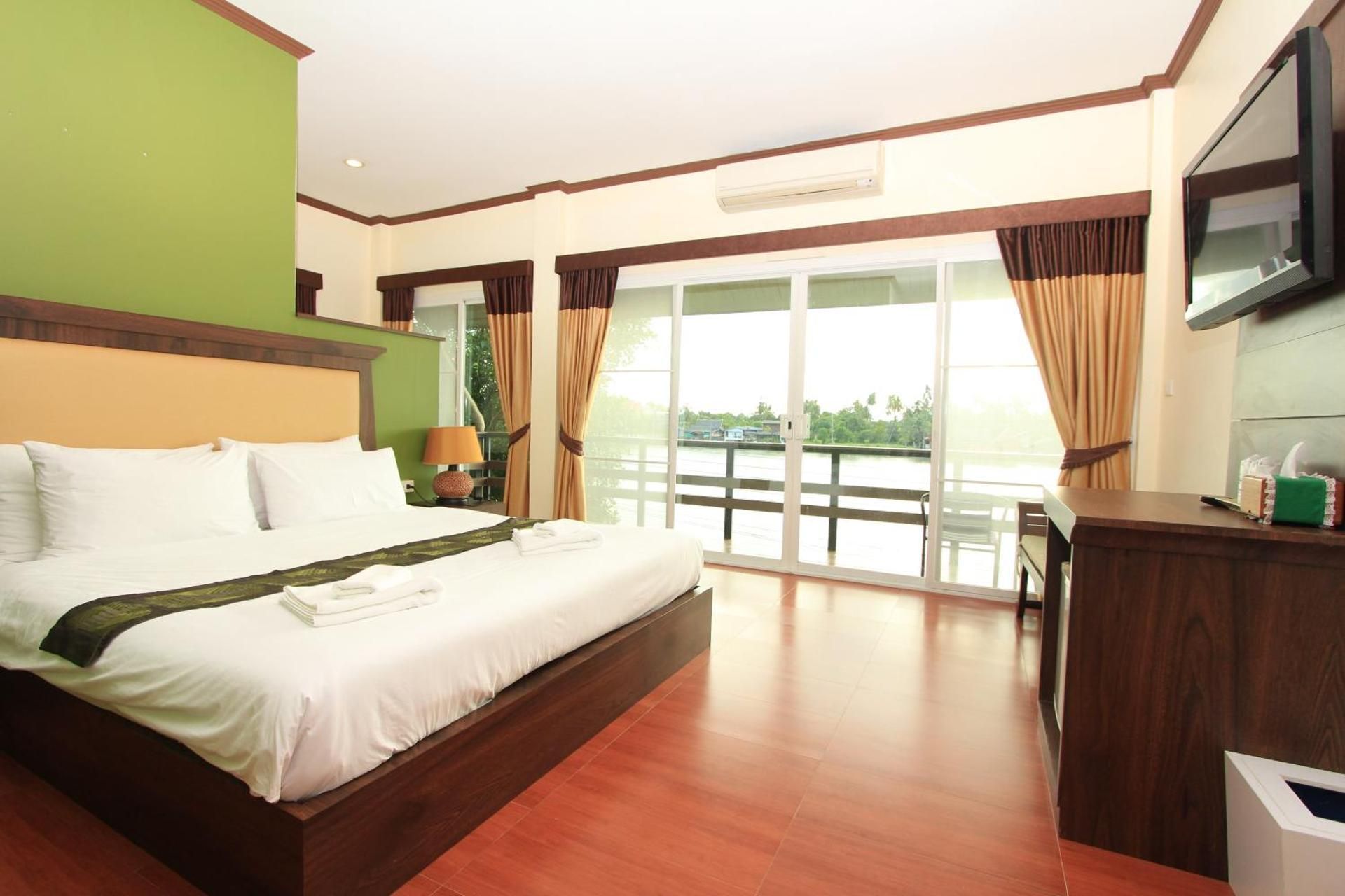 Baantip Suantong Deluxe Skyline River View (Double)