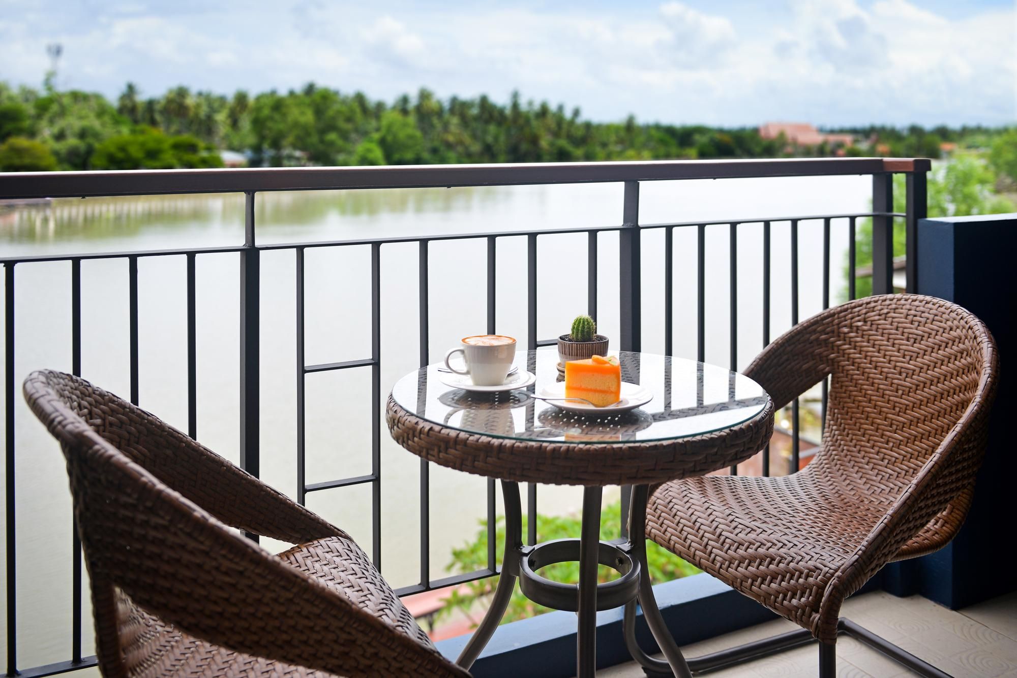 Amphawa Riverfront Hotel Deluxe Riverview King 2