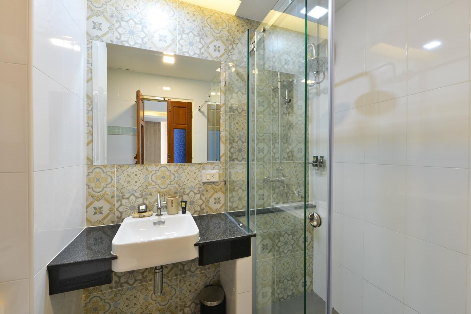 Amphawa Riverfront Hotel Deluxe Room with Shower 3