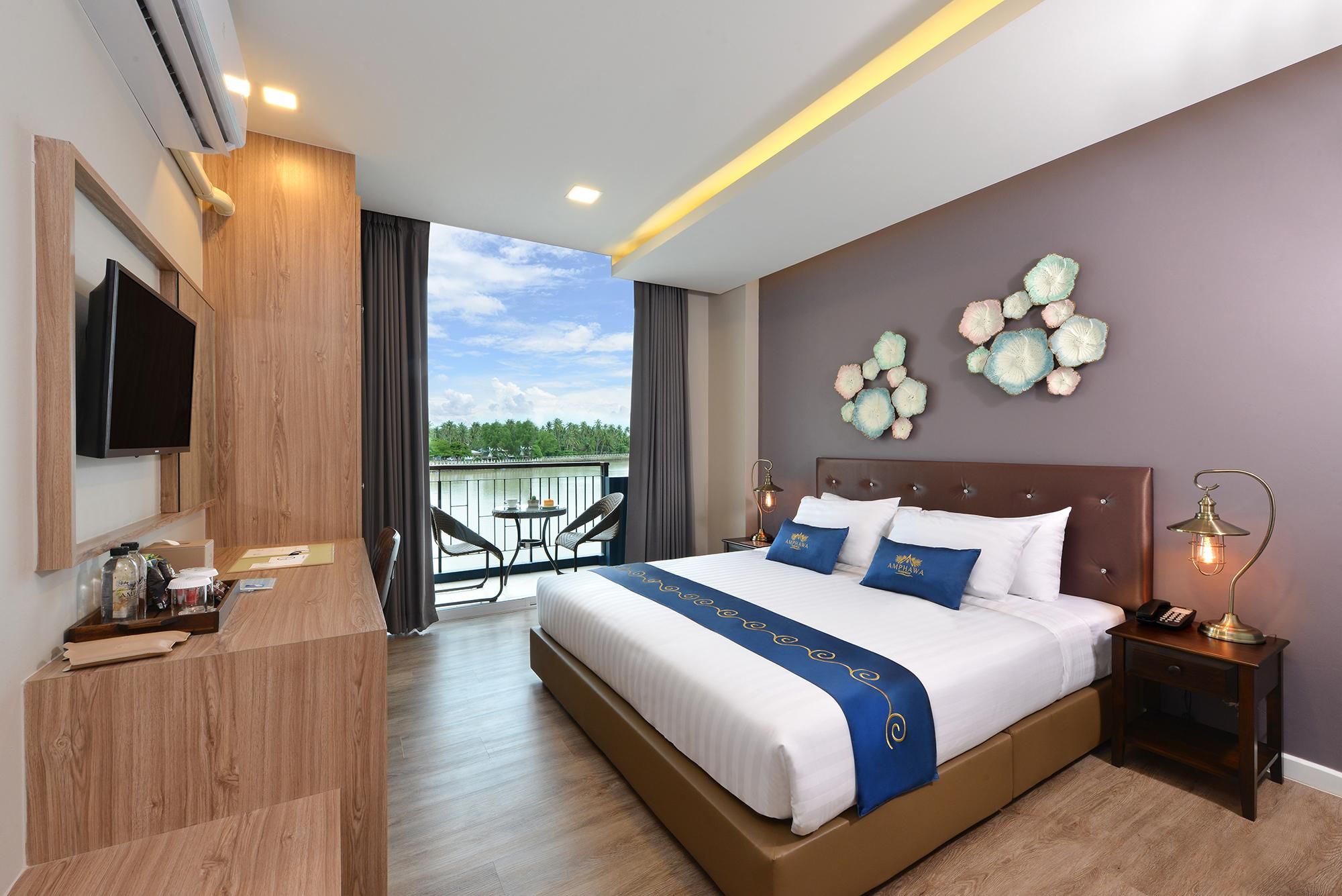 Amphawa Riverfront Hotel Deluxe Riverview King
