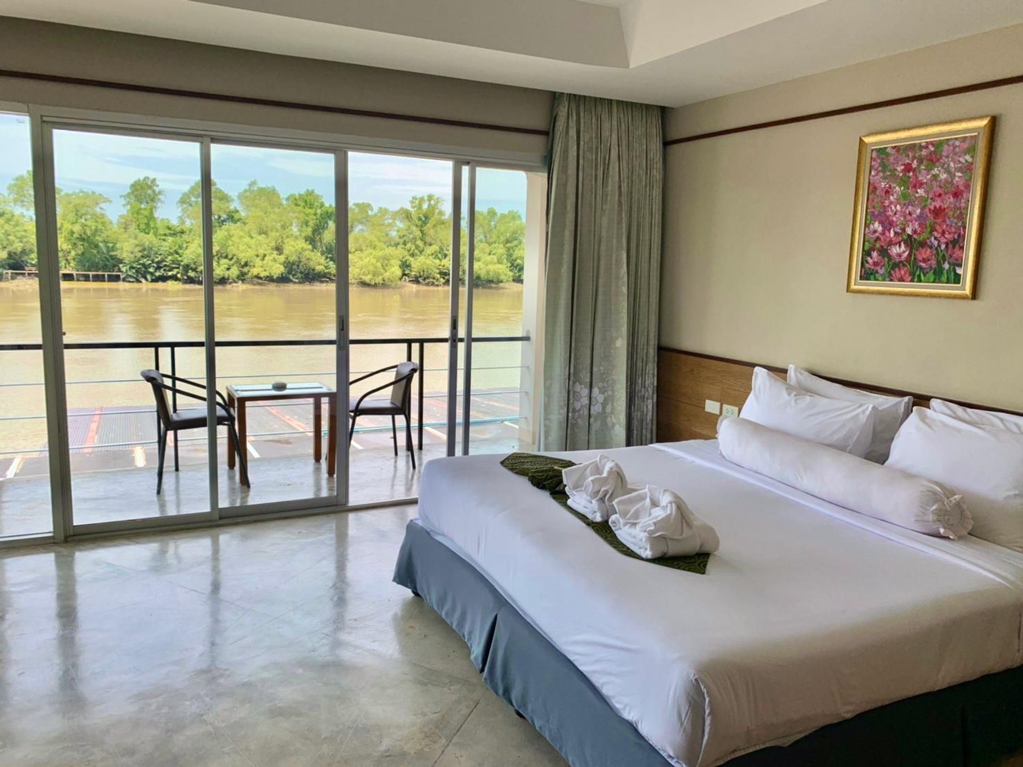 Superior Twin River View Room