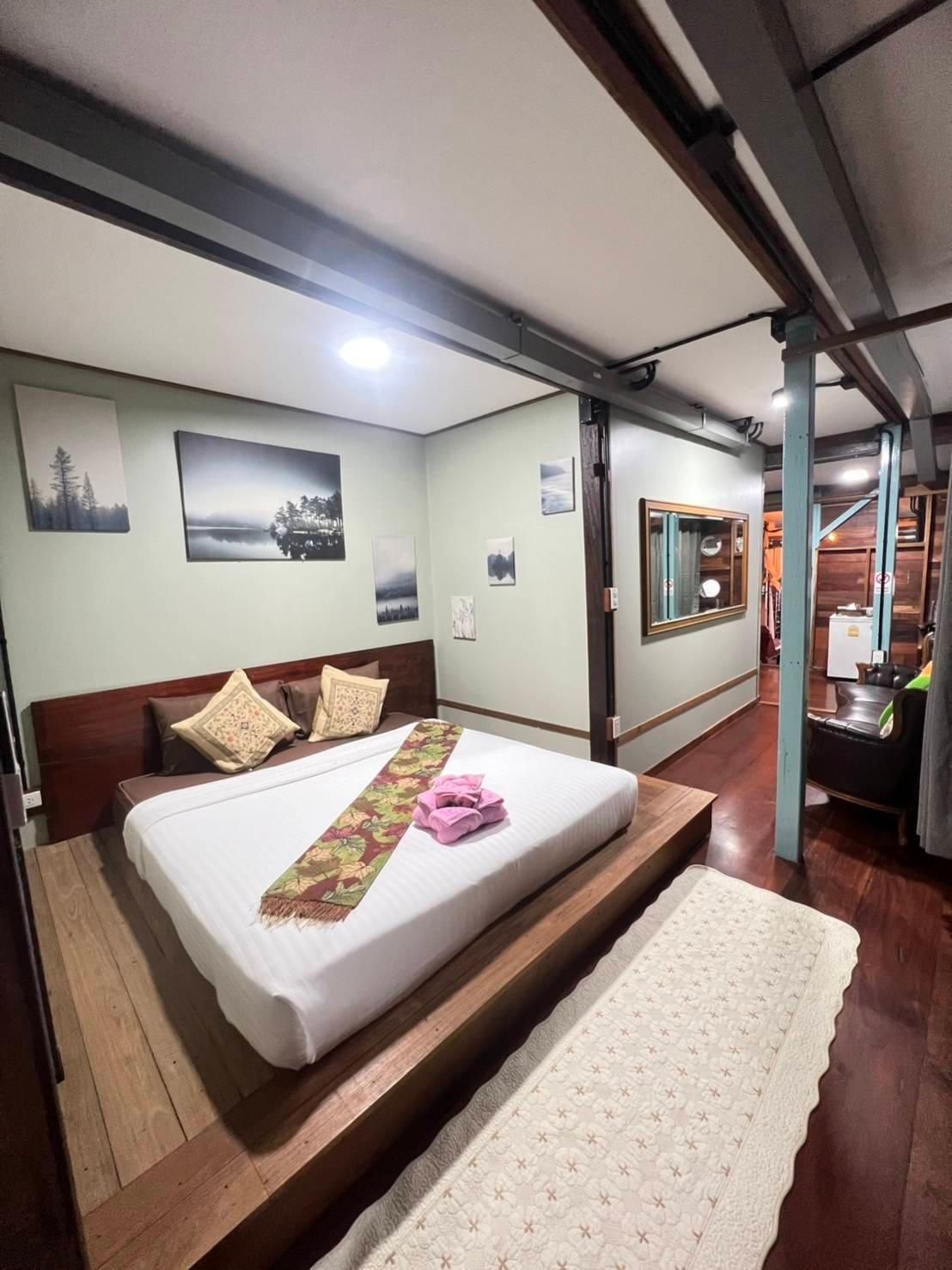 Glorilla Amphawa Riverside Signature Family Room