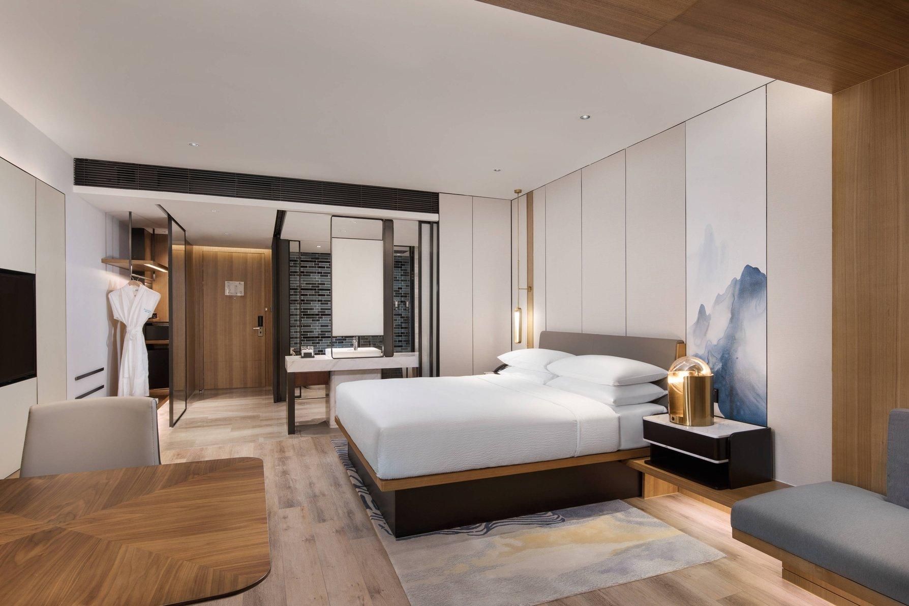 SUPERIOR KING, Larger Guest room, 1 King, Garden view