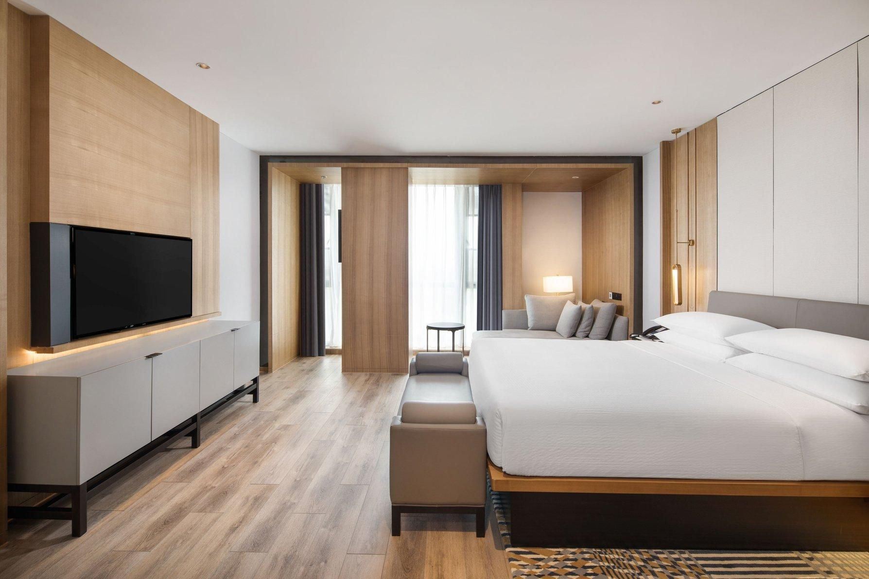 Suite, 1 King, Garden view