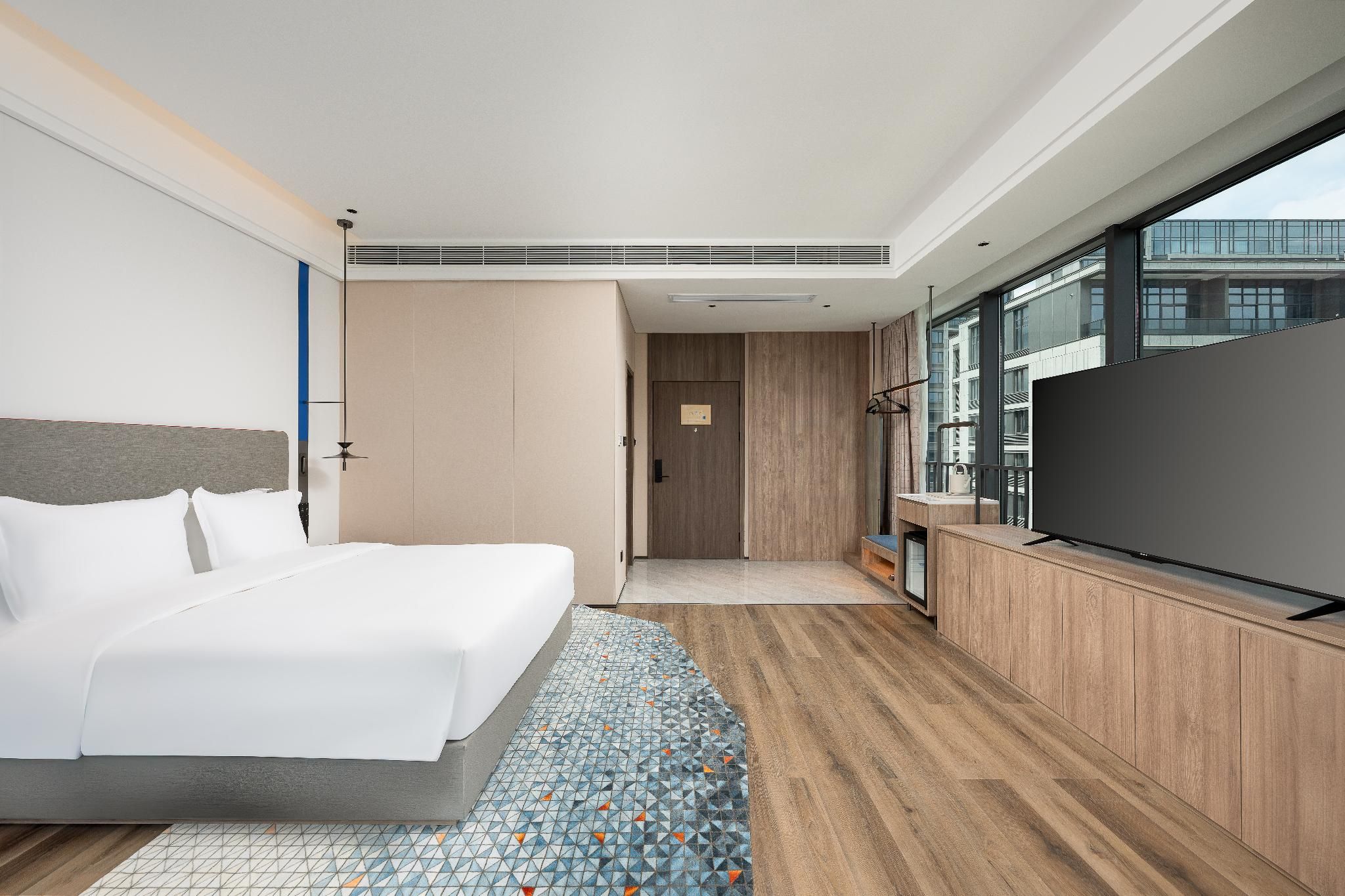 1 King Standard Extra Floor Space