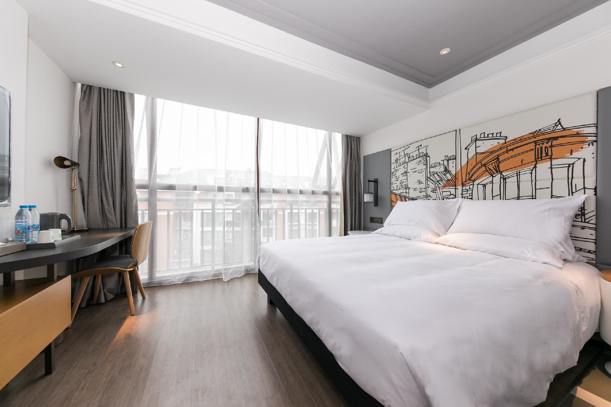 Huazhu - Room With Bed