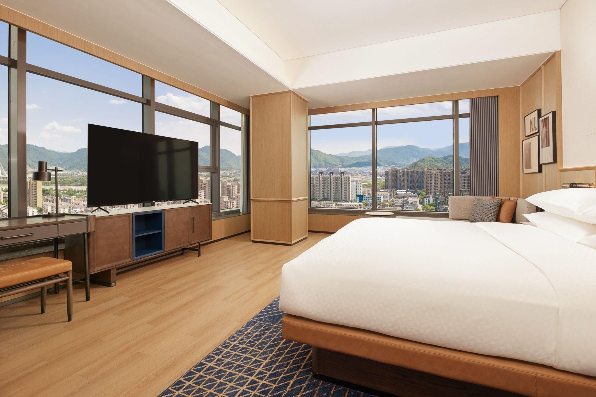 Deluxe Landscape Suite, Suite, 1 King, City view