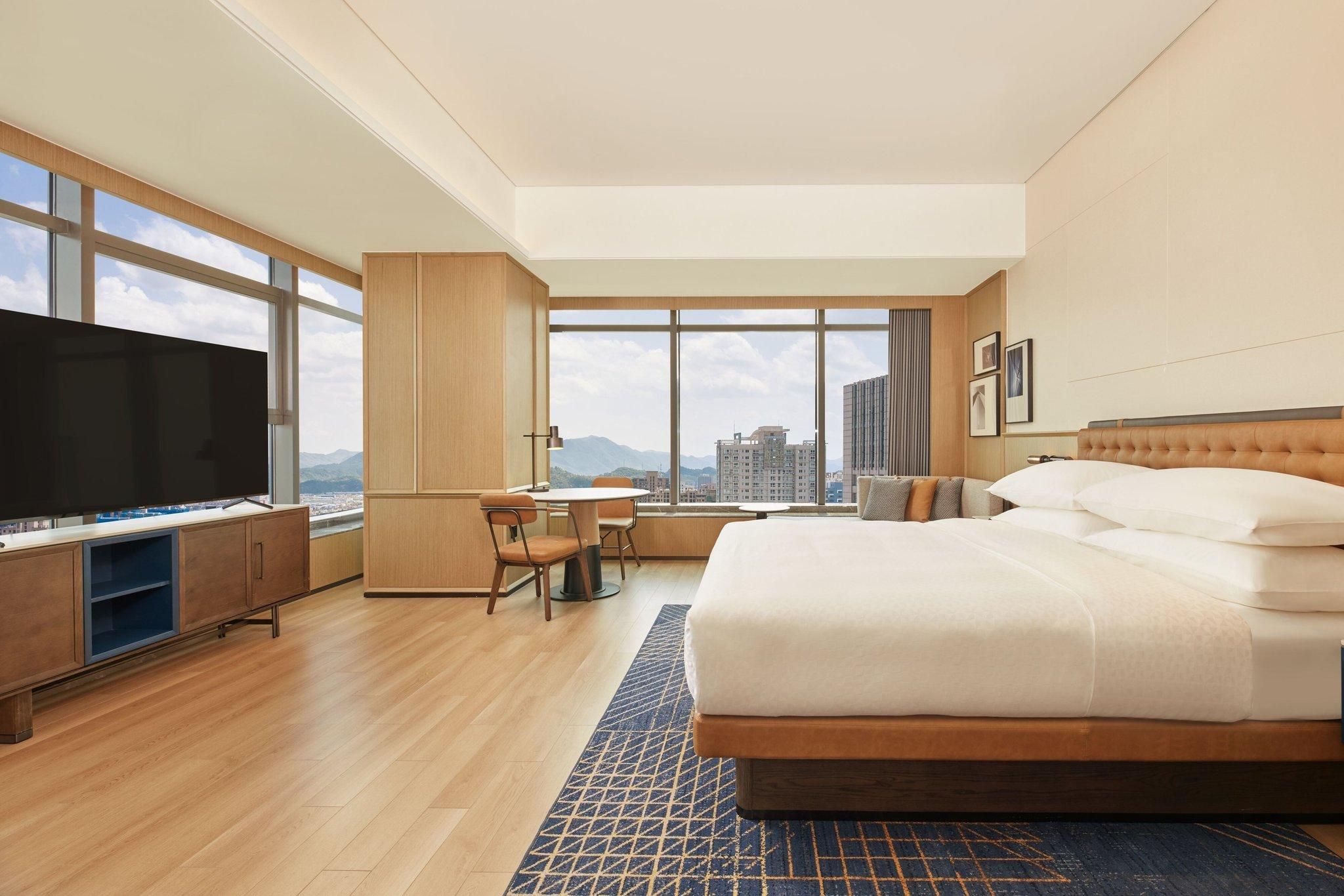 Deluxe Landscape Suite, Suite, 1 King, City view
