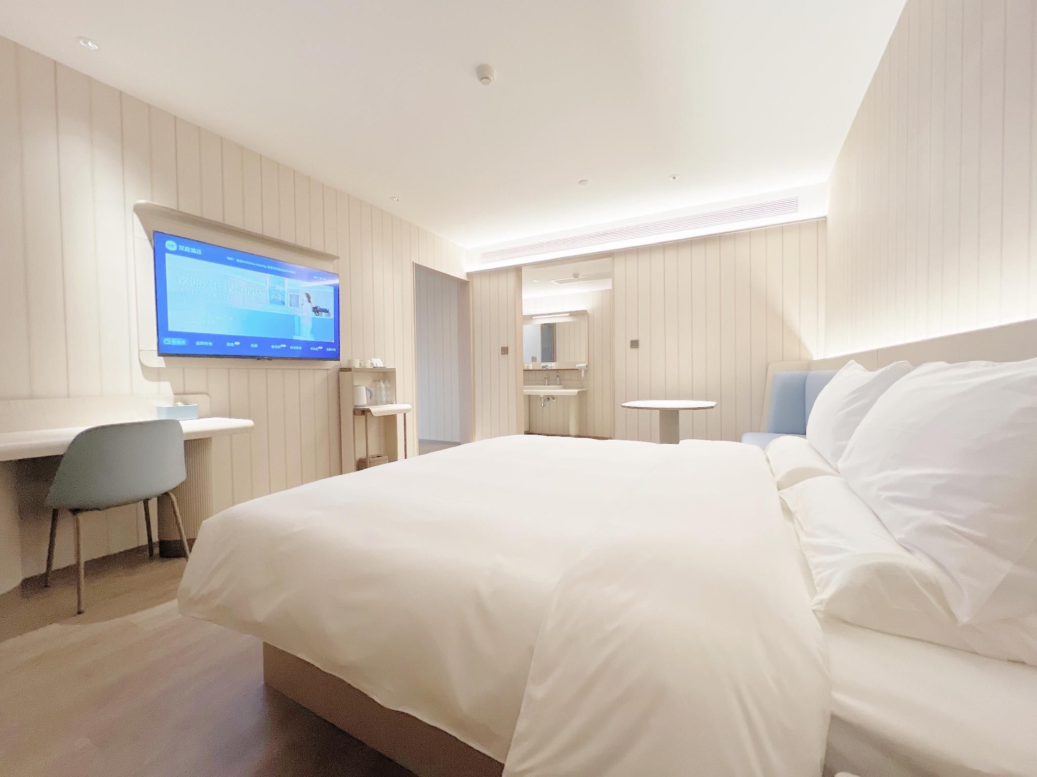 Landscape Queen Room