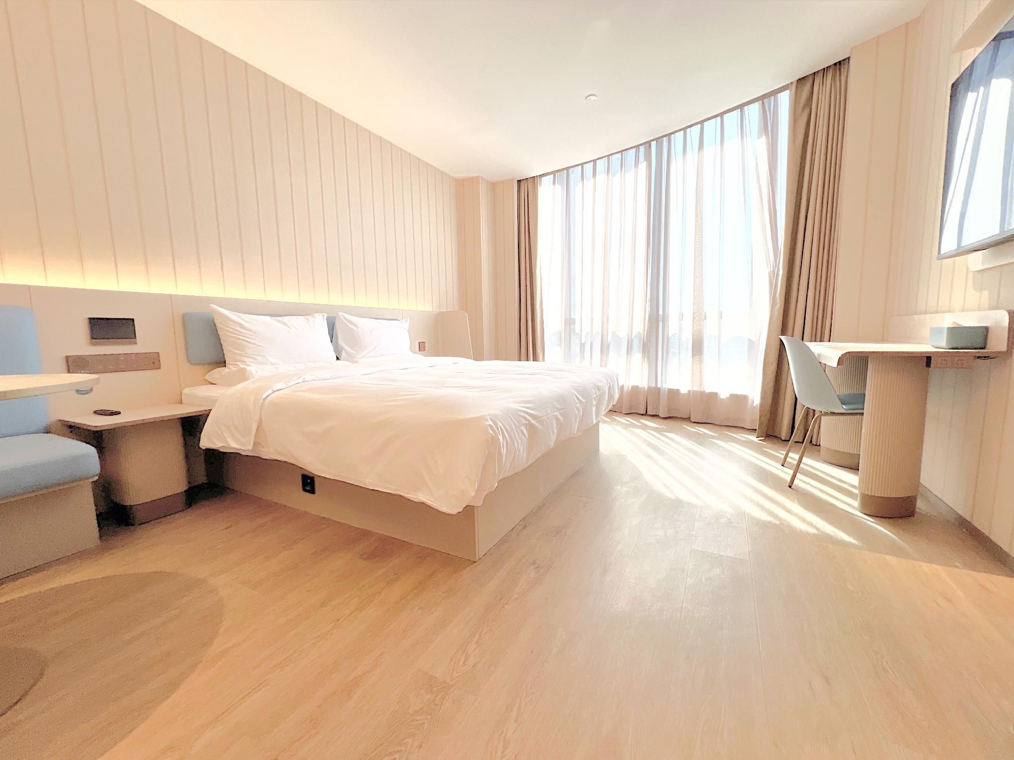 Landscape Queen Room