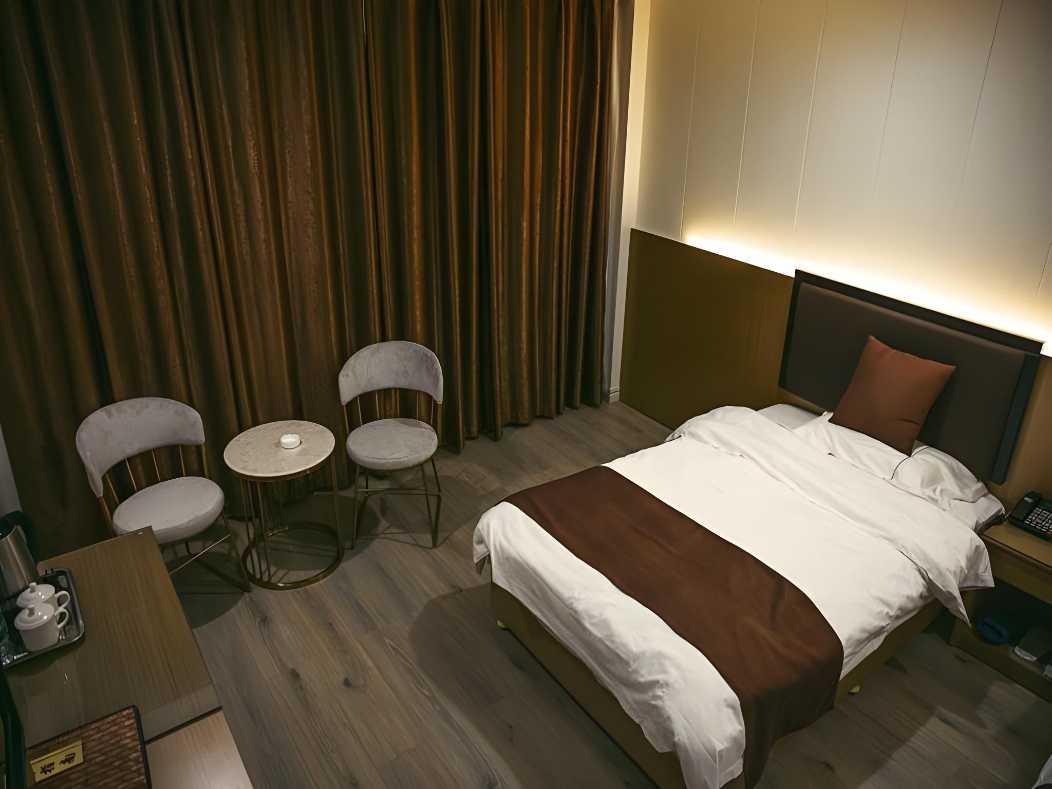 Business Queen Room