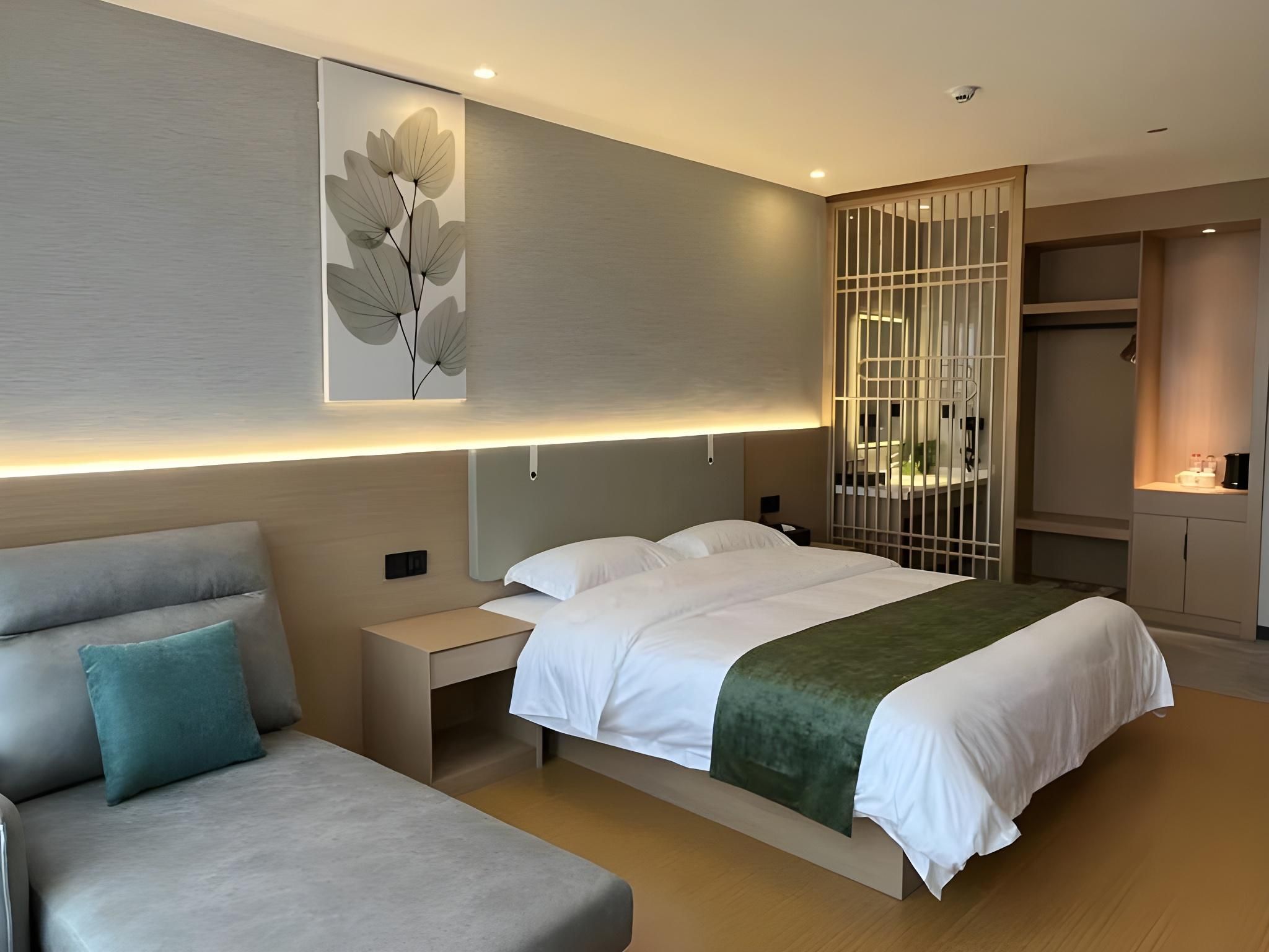 Queen Deluxe Room