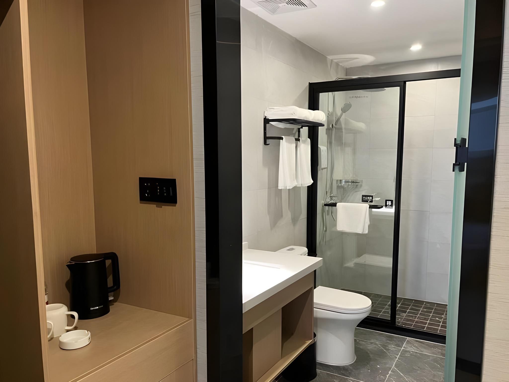 Feature Queen Room