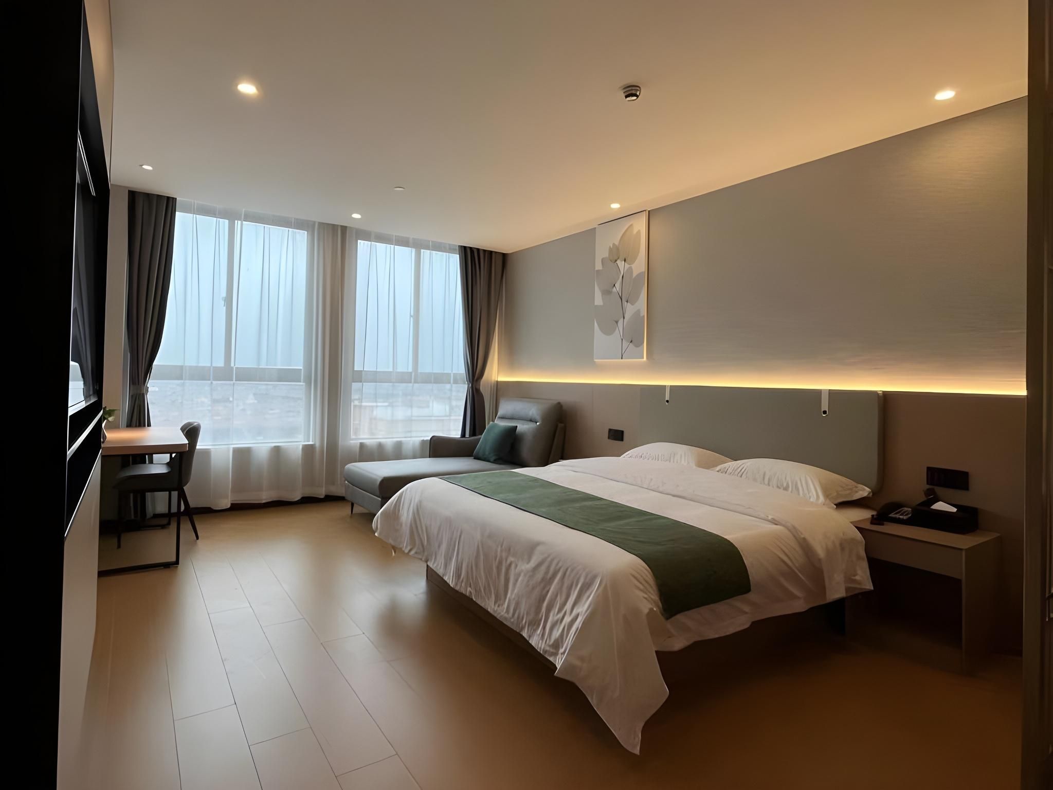 Queen Deluxe Room