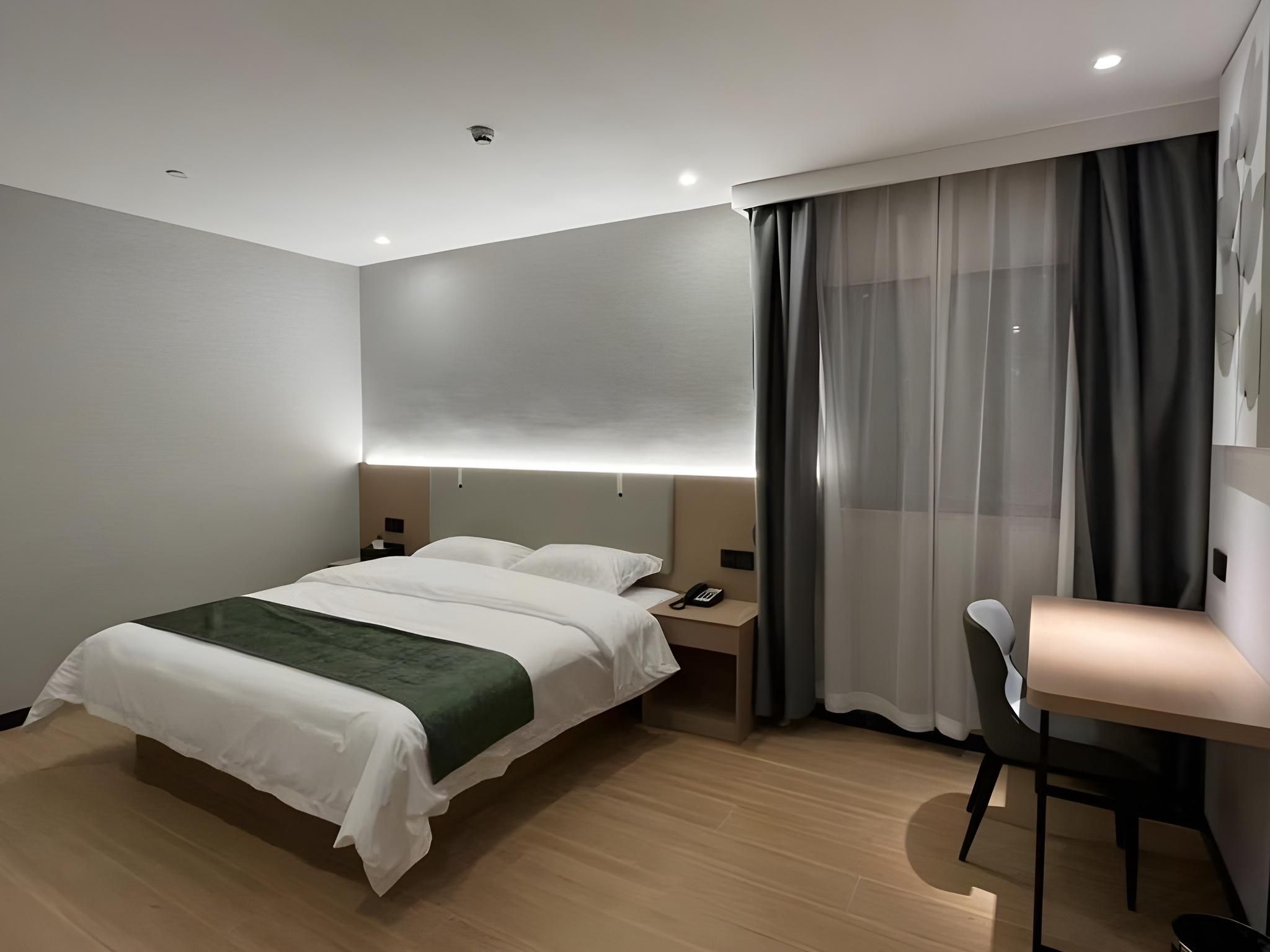 Feature Queen Room